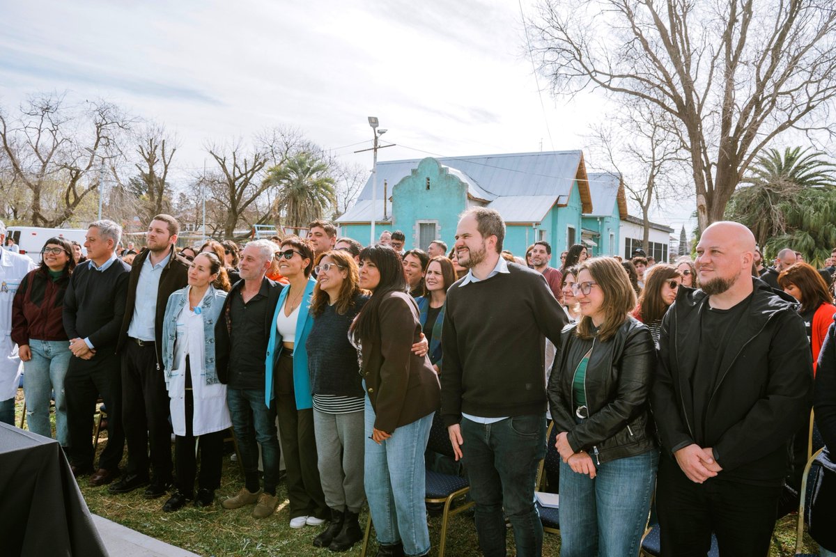 gaspodestefano's tweet photo. Acompaños a la Diputada Provincial @mayrasmendoza en la presentación del Proyecto de Ley de Prevención del Suicidio, una herramienta necesaria y fundamental para abordar este creciente flagelo. 

El suicidio es la principal causa de muertes en nuestro país y su crecimiento coincide con el desfinanciamiento del gobierno nacional a todo el sistema de Salud Mental.

Llegar antes, contruir redes comunitarias, capacitar en prevención y posvención del suicidio, tener acceso a información eficiente y disponible las 24 horas.

#SeguimosParaAdelante ☀️