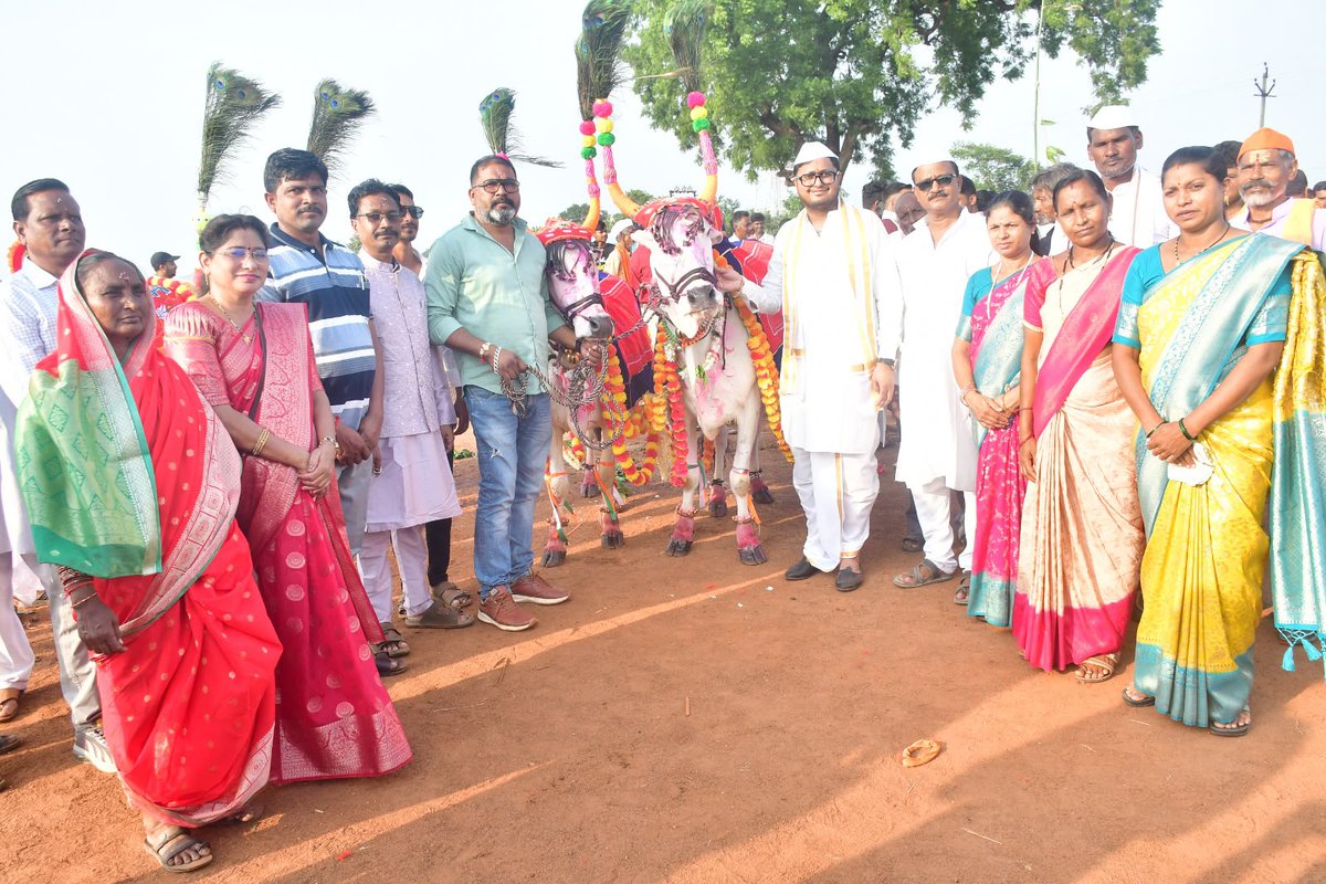 BulandGondia's tweet photo. सौंदड़ में बैलपोला पर्व पर बैलजोड़ियों की प्रतियोगिता, लगातार चौथे वर्ष आयोजन https://t.co/Xx2HMiJZwc https://t.co/6E3O6bE6ei