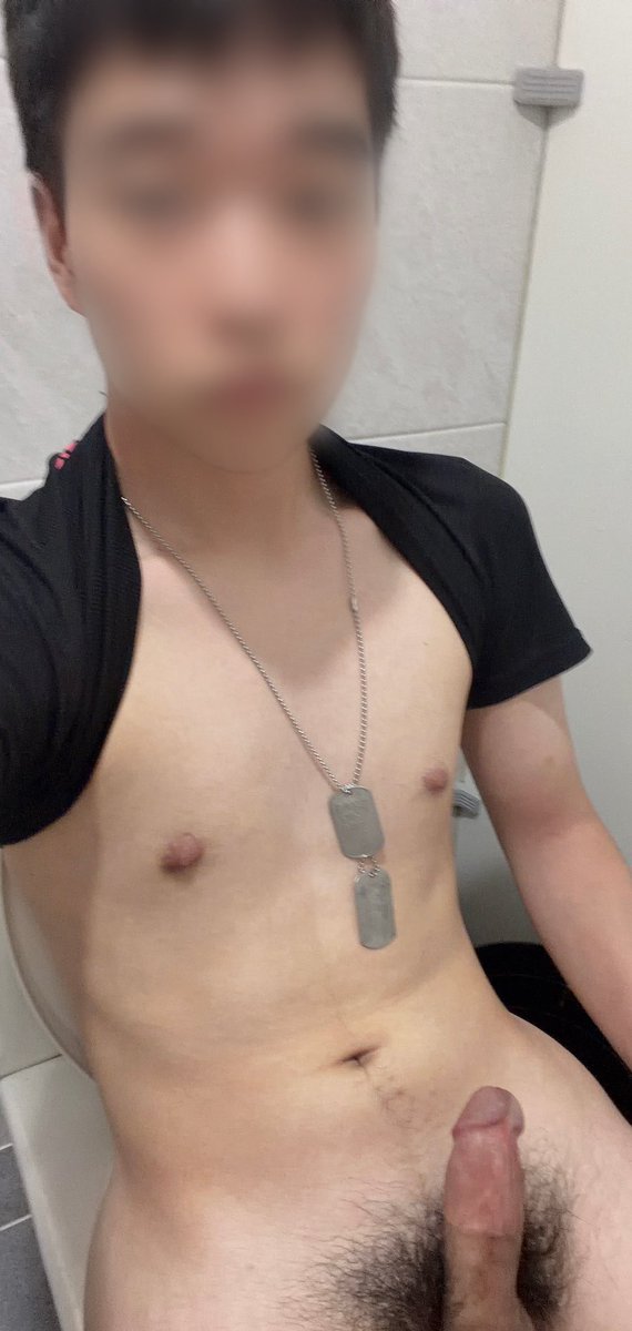 AHR0NG's tweet photo. 군번줄이 꼴림 포인트라는거 아는데 이름보일까봐 
쫄려서 군번줄차고 못찍겠어요 https://t.co/vvvSzoyoMg