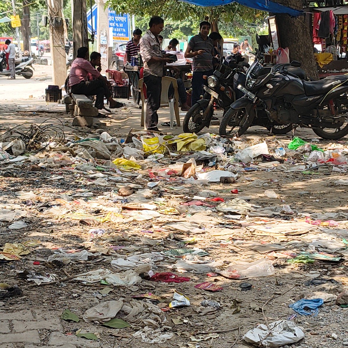 nishant24362049's tweet photo. @VipulGoelBJP ji, pura gurgaon me almost cleaning ni hore hai ye haal hai housing board colony sector 7 Gurgaon ke pass. Swachata app pe photo daal daal ke thak gaye but no resolution. I request to  support to get this clean. Thank u https://t.co/4kErJ5RuQj
