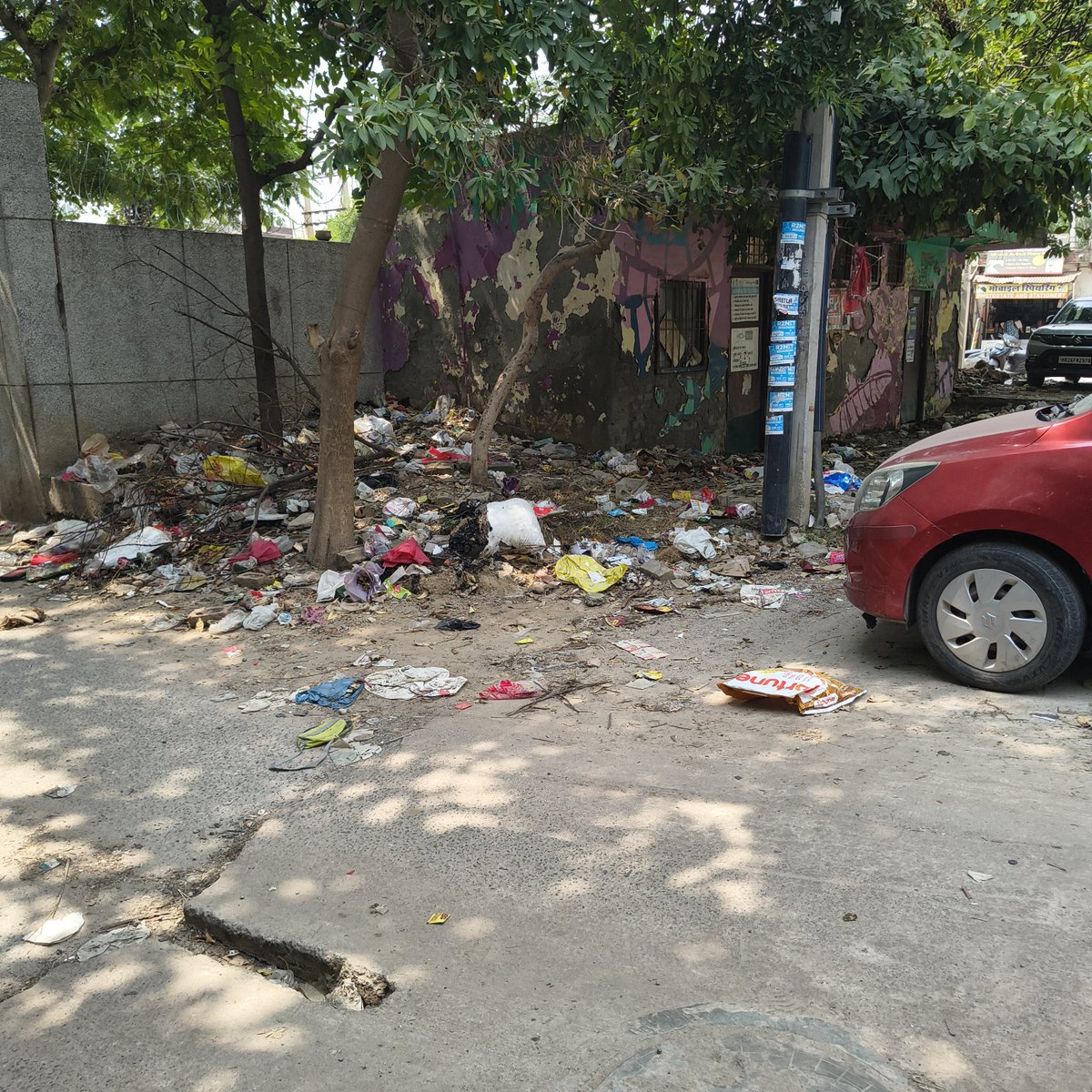 nishant24362049's tweet photo. @VipulGoelBJP ji, pura gurgaon me almost cleaning ni hore hai ye haal hai housing board colony sector 7 Gurgaon ke pass. Swachata app pe photo daal daal ke thak gaye but no resolution. I request to  support to get this clean. Thank u https://t.co/4kErJ5RuQj