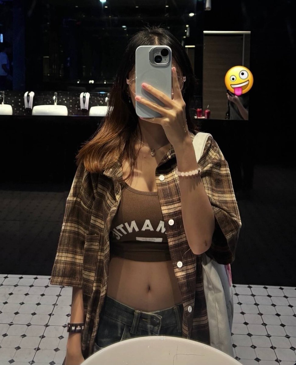 TheIrlExposer's tweet photo. Another irl to expose dm me cucks https://t.co/H6CuY4TIvw