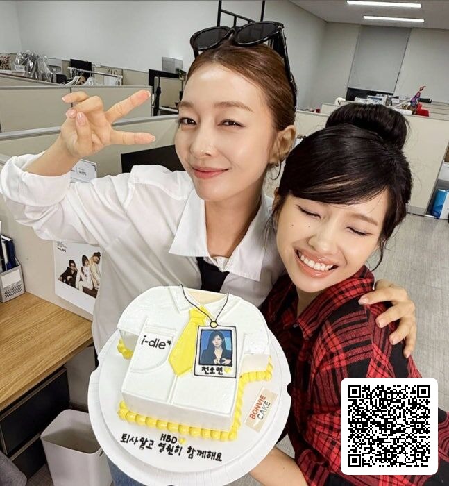 SBS_star's tweet photo. “i-dle SOYEON Addresses 'I'm gonna TOESA' Track Similarity Rumors with Help from Ex Lee Sang-mi
#soyeon #idle #imgonnatoesa #leesangmi #ex #kpop #SBSStar #KEntertainmentNews
Follow @SBS_star for more updates!
👉 For the full story, check the link in our bio!” https://t.co/KwoSsQQcZ5