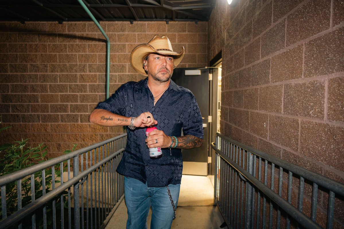 Jason_Aldean_Wl's tweet photo. Setlist ready. @Drink_Recover in hand.Time to hit the stage.
#Recover180partner https://t.co/pvZnB3U7f4