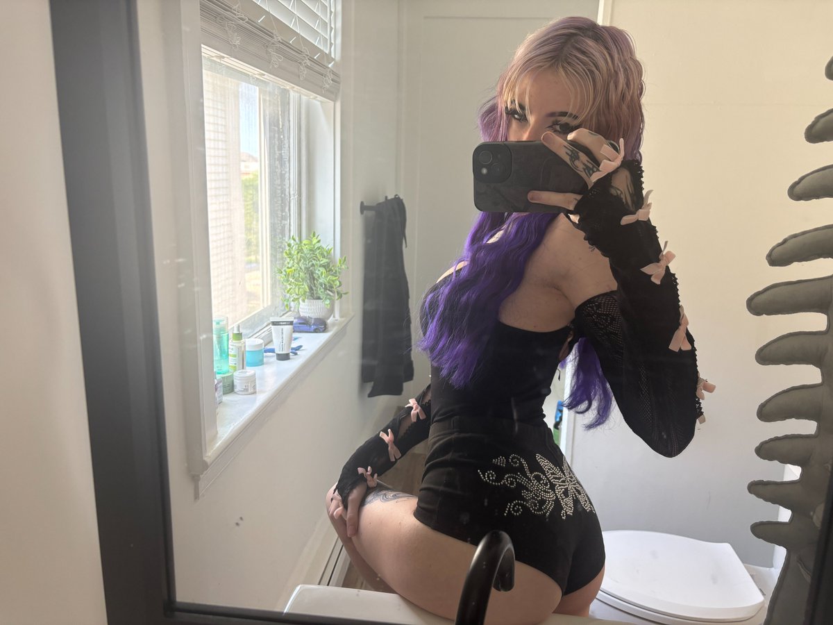 kissyangelll's tweet photo. i like being a little intimidating actually _3 https://t.co/5DwXdL8rCr