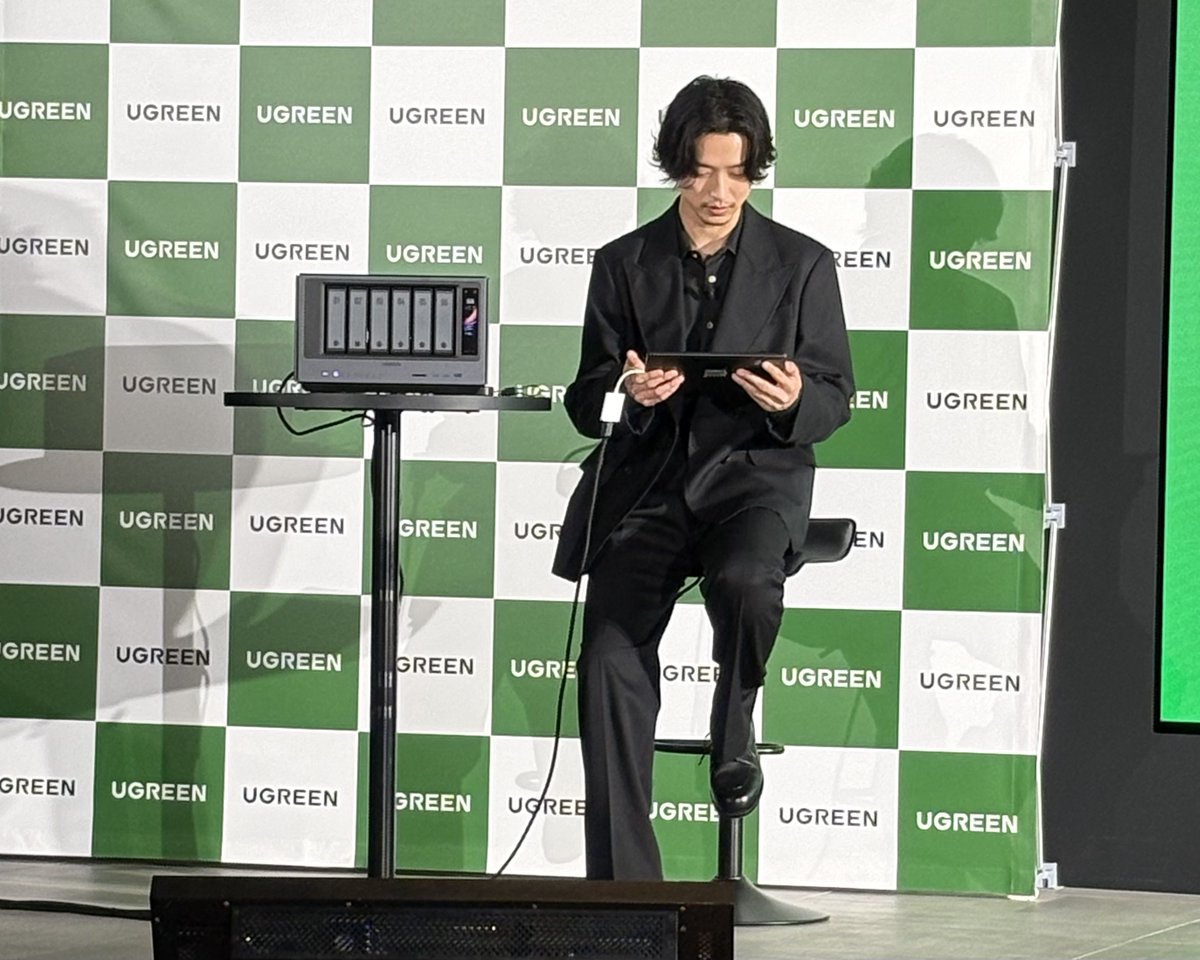 GoodsPress's tweet photo. ユーグリーン『Good Choice, Colorful Life.』新アンバサダー＆新CM発表会に参加してきました‼️

今回、ユーグリーンの新アンバサダーに就任したのは、
俳優の山﨑賢人さん✨️

会場では、山﨑さんが出演する新CMがお披露目されたほか、
人気シリーズ「UGREEN NAS」の新商品も発表されました！

山﨑さんも新しいUGREEN NASを実際に体験！
その使いやすさに驚くと同時に、製品への思いも語ってくださいました。

さらに会場には、AI NASやモバイルバッテリーなど、
最新のUGREEN製品がずらり！

新たなブランドコンセプト「Good Choice, Colorful Life.」を掲げる
ユーグリーンの今後に注目です👀

#GoodsPress #グッズプレス #UGREEN #ユーグリーン #山﨑賢人