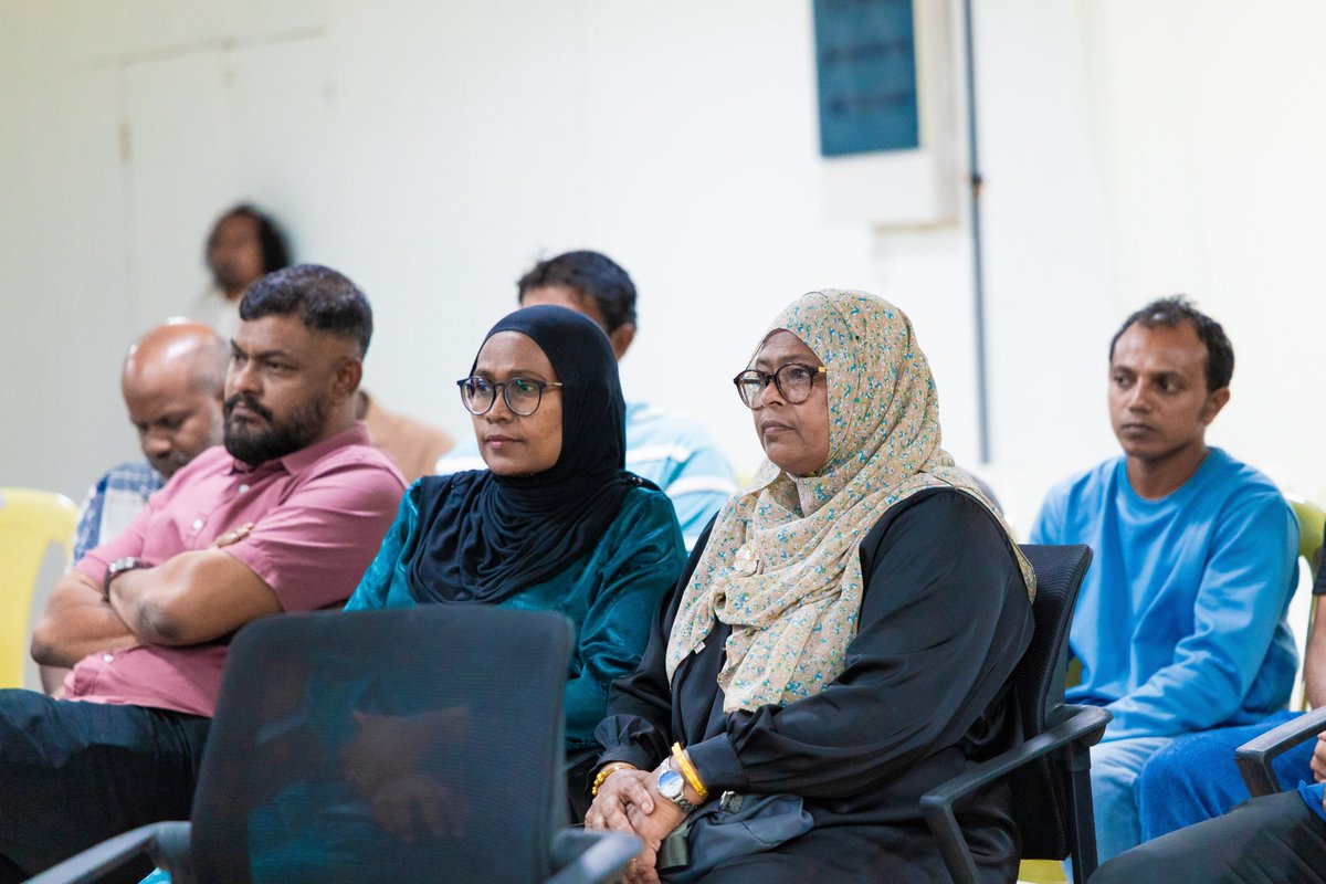 HassanLatheef's tweet photo. ބޮޑުބަދަލު ހުށަހަޅަނީ: މަޖިލީހުގެ މެންބަރުންގެ އަދަދު އިތުރުނުވާނޭ ގޮތަށް ހިފެހެއްޓިފަައި އޮންނާނޭ ނިޒާމެއް. ކުދި ކުދި ދާއިރާތަކެއްގެ ބަދަލުގައި މުޅި އަތޮޅުންނާއި މުޅި ސިޓީން ޕްރިފެރަންޝަލް ނިޒާމުން ހޮވޭ ބަޔަކު މަޖިލީހަށް ހޮވޭ ނިޒާމެއް. އަންހެނުން އިންތިޚާބު ކުރެވޭކަން ކަށަވަރުކުރެވިފައިވާ އޮނިގަނޑެއް!
#BoduBadhalu
