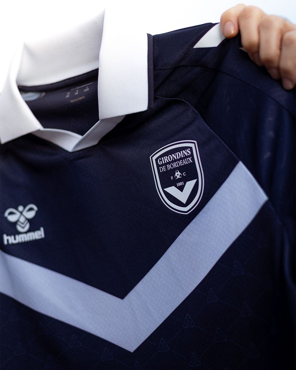hummelFrance's tweet photo. Tout part d’ici. 🔵⚪
 
La Garonne comme horizon.
Le scapulaire comme signature.
Bordeaux jusque dans les détails.

💙 @girondins

#hummel | #AllezBordeaux https://t.co/6l3MfwgCps