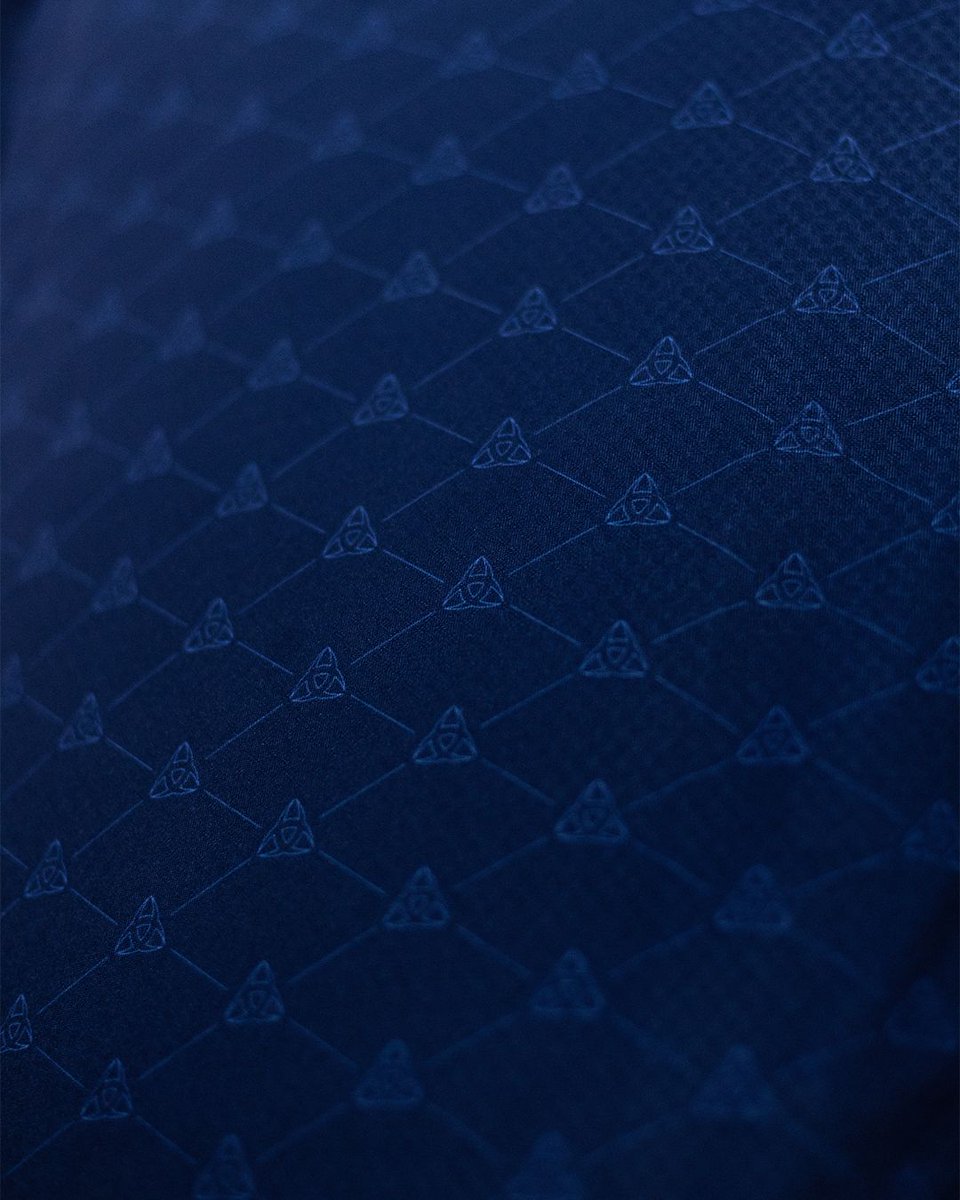 hummelFrance's tweet photo. Tout part d’ici. 🔵⚪
 
La Garonne comme horizon.
Le scapulaire comme signature.
Bordeaux jusque dans les détails.

💙 @girondins

#hummel | #AllezBordeaux https://t.co/6l3MfwgCps