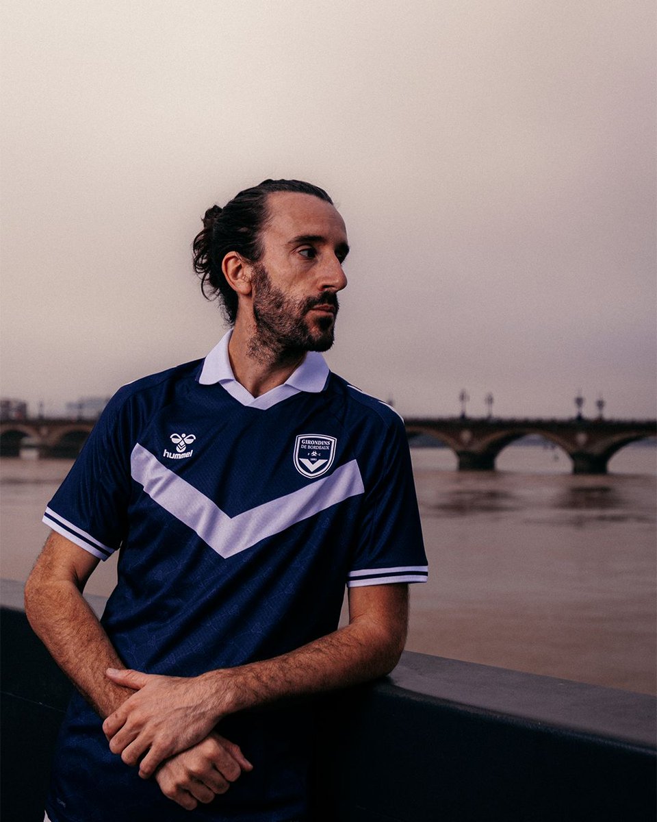 hummelFrance's tweet photo. Tout part d’ici. 🔵⚪
 
La Garonne comme horizon.
Le scapulaire comme signature.
Bordeaux jusque dans les détails.

💙 @girondins

#hummel | #AllezBordeaux https://t.co/6l3MfwgCps