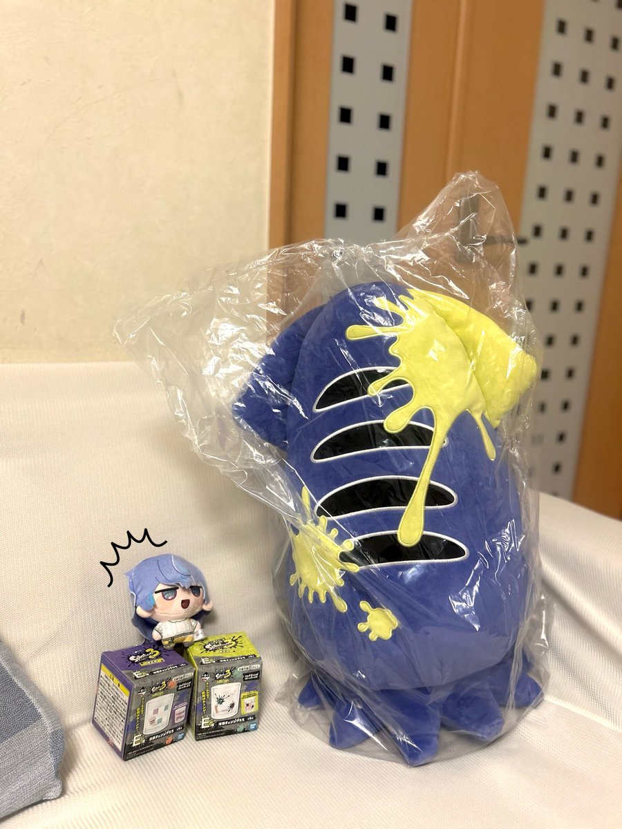 se____bi's tweet photo. 呟くことなさすぎて出欠報告botになってるので、夏休み中に運試しで引いたら当たった一番くじのクソデカぬいぐるみの写真でもあげておきます
地元で当ててしまい自宅に持ち帰れずとても困惑した https://t.co/JHDPLiaDEp