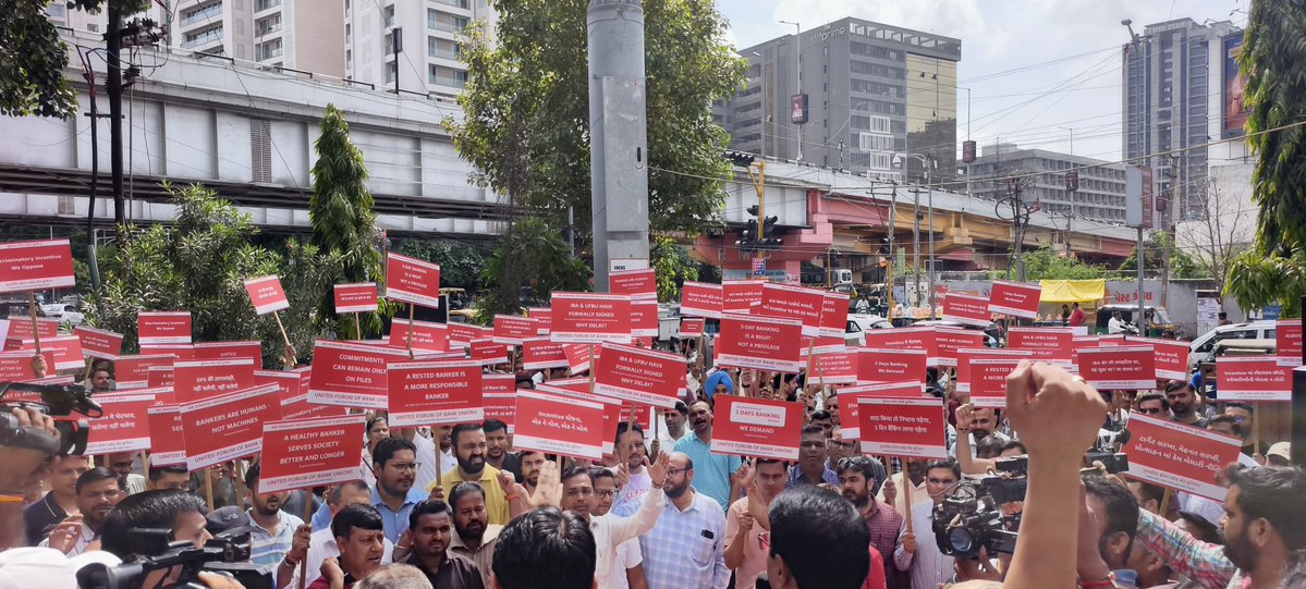 JeetSolanki1123's tweet photo. Strike is never a choice 
Its the  last option .

#Bankersonstrike 
#5dayweekandfairpli https://t.co/x8Vd9xgJYm