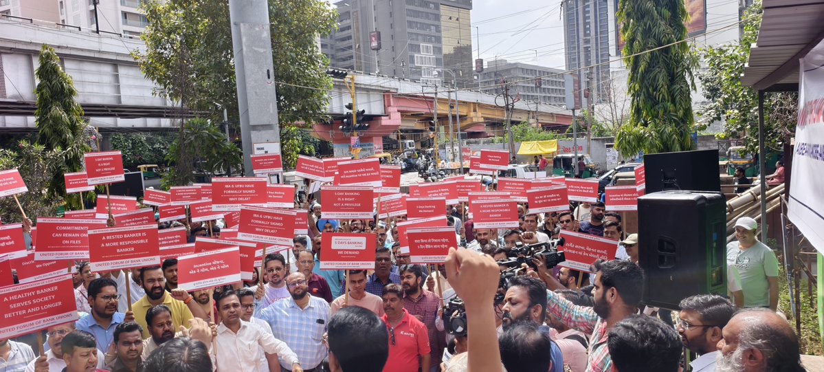 JeetSolanki1123's tweet photo. Strike is never a choice 
Its the  last option .

#Bankersonstrike 
#5dayweekandfairpli https://t.co/x8Vd9xgJYm