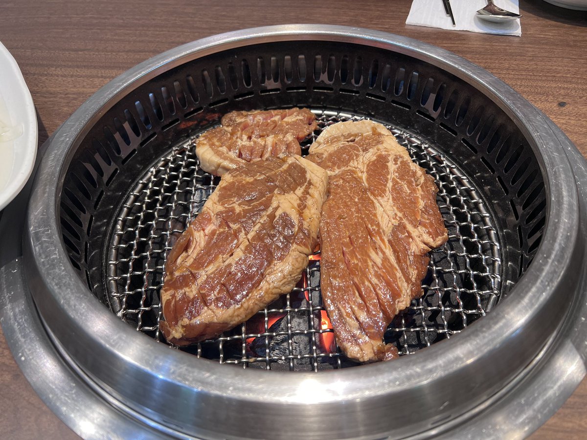 dkz2kfl's tweet photo. ワーホリ2日目は
彼氏のご両親とご飯で緊張でご飯食べれないとか言いながらカルビ美味すぎて
1人でめちゃくちゃ食べちゃった
공기밥に냉면まで勘弁してくれ私の胃...🙄
そして写真撮る才能無さすぎる🤦‍♀️ https://t.co/84ZENlYWM5