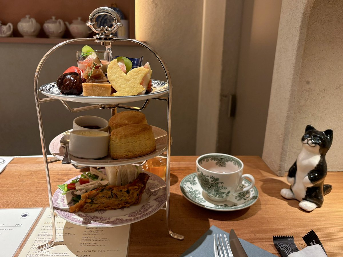 5mori2's tweet photo. TEA ROOM KIKI 日比谷でアフタヌーンセット「秋、恋し」②

紅茶はティーフリーで10種類
どの紅茶も香り良く凄ーく美味しかったなぁ☕️🧡

🇬🇧の老舗陶器ブランド「バーレイ」の 食器も可愛い🫖😍 https://t.co/h2HwFzt4ME