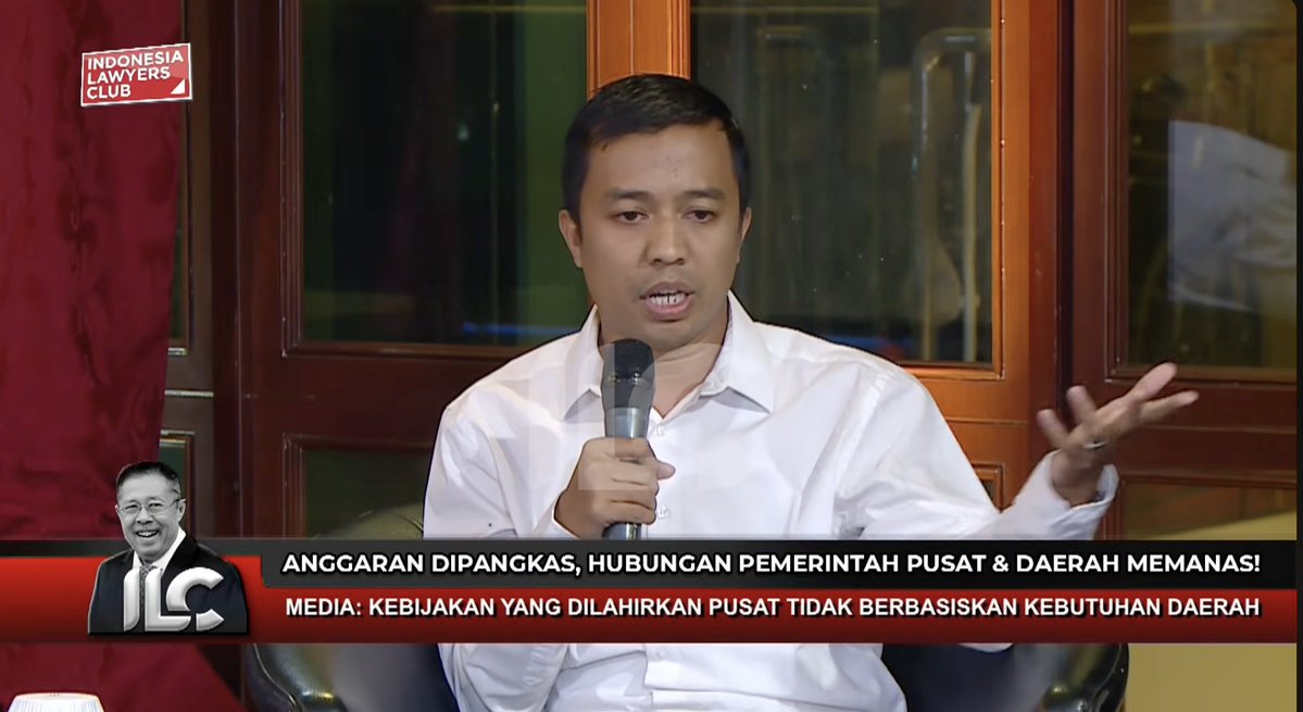 LambeSahamjja's tweet photo. media askar berpendapat prabowo sedang merusak tatanan fiskal indonesia:
- katanya pemotongan duit daerah itu bukan kebijakan negara
- tapi kebijakan prabowo pribadi
- prabowo dianggap menarik mundur semangat reformasi 1998
- reformasi dulu minta desentralisasi fiskal
- sekarang malah balik sentralisasi di 2026
- katanya sakit lihat perjuangan generasi sebelum dia dibalikin lagi
- duit daerah dipangkas 650 triliun
- tapi cuma ditawarin bantuan 20 triliun
- dia sebut itu kayak harta di rumah orang diambil, terus yang punya rumah dikasih roti
- hasilnya semua ditentukan dari jakarta dan istana negara
- daerah cuma kebagian 17-18% fiskal
- orang kota bangun whoosh utang sampe 80 tahun
- yang menangggung seluruh indonesia