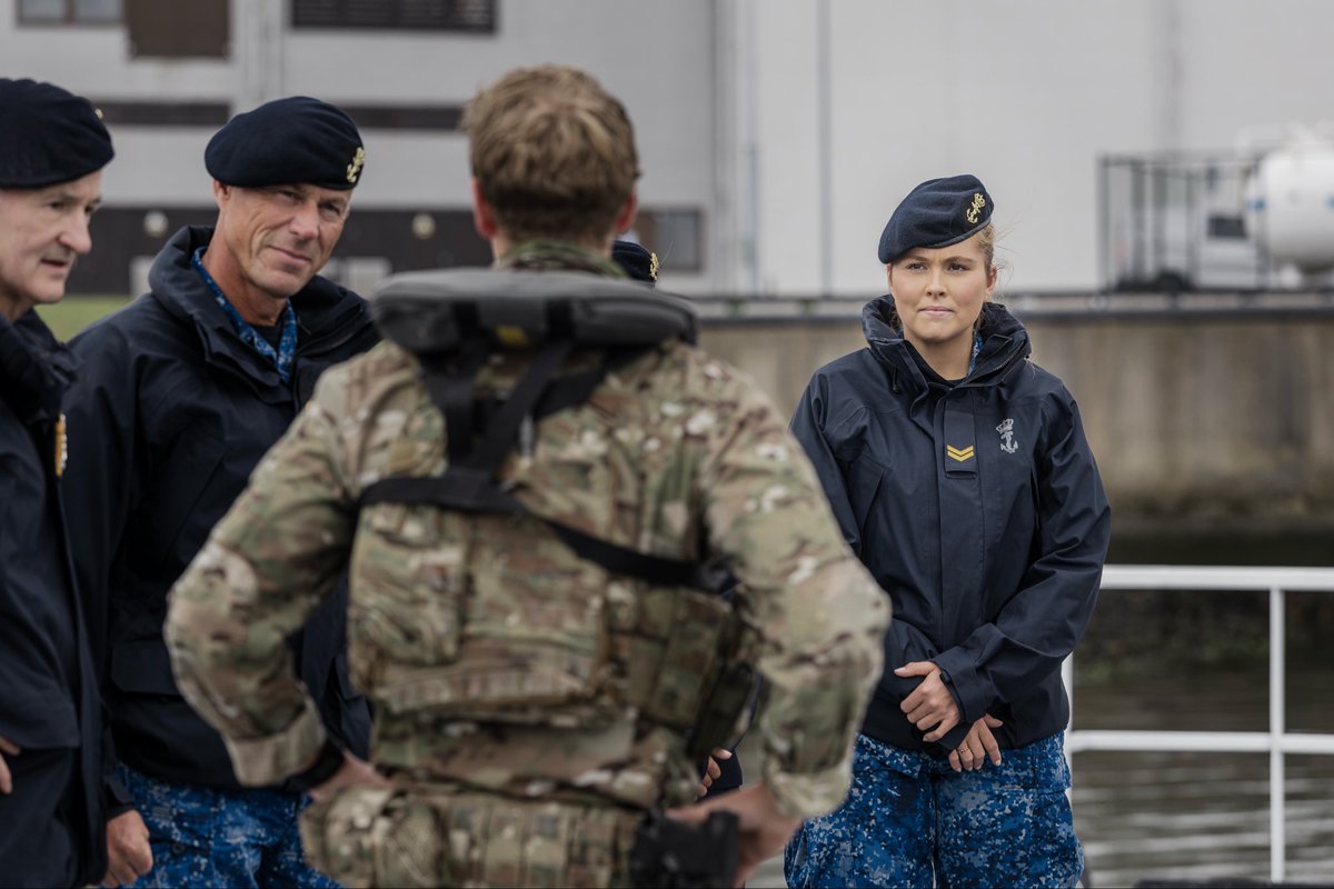 Defensie's tweet photo. Prinses Amalia is gestart als werkstudent bij de Koninklijke Marine. Dit doet zij als onderdeel van het Defensity College programma waar zij aan deelneemt. Eerder was de Prinses van Oranje als werkstudent al verbonden aan de Bestuursstaf en de Koninklijke Luchtmacht. https://t.co/kvEVUns6JZ