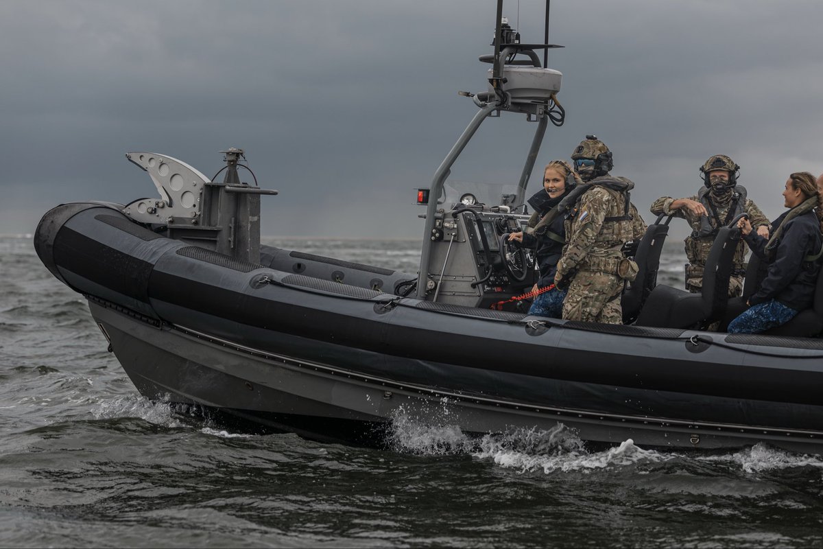 Defensie's tweet photo. Prinses Amalia is gestart als werkstudent bij de Koninklijke Marine. Dit doet zij als onderdeel van het Defensity College programma waar zij aan deelneemt. Eerder was de Prinses van Oranje als werkstudent al verbonden aan de Bestuursstaf en de Koninklijke Luchtmacht. https://t.co/kvEVUns6JZ