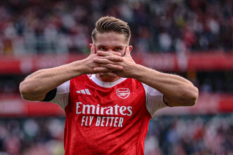 grimshub's tweet photo. 🚨🎙️| Tzolis wants a celebration with Gyökeres. 🔴⚪️

Christos Tzolis has revealed he wants to celebrate together with Viktor Gyökeres on the pitch and he’s determined to make it happen. 👀

🗣️ “I mean, together on the pitch, we’re gonna have a same stage, you know? It would be nice. We have to make that work for sure.”

Imagine Tzolis pulls out the Robin celebration…

…and Gyökeres joins him. 🦇😂