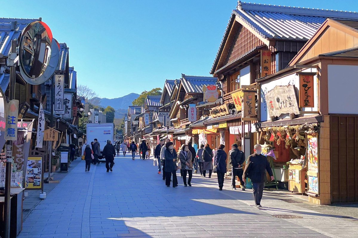 official_HCI's tweet photo. 【日本の大切な日を忘れることなく／秋季皇霊祭：秋分の日】

9月23日は「秋分の日」🍁
というより「お彼岸の中日だな」と思うことが多いかも。

秋分は、太陽が黄経180度の秋分点を通過する日。
「昼夜の時間が等しい日」なんて習ったような。でも、日常では意識しなかった…なぁ。

ところで、春分や秋分など天文学的な節目の日を「祝日」にしている国はほとんどなく、日本は珍しいのだとか。

古代の話をすると、マヤ文明（メキシコ）では春分・秋分が重要な日で、この日にククルカン神殿の先端の真上を太陽が通過するように建っているのは有名ですね。

古代エジプトでも、秋分は天と地の間の門が開くとされた大事な日。アブ・シンベル大神殿では春分と秋分は神殿の奥まで日の光が届く日です。

日本では、仏の世界である「彼岸」は西にあるといわれます。そのため、太陽が真東から太陽が出て真西に沈む「春分・秋分は、あの世とこの世が近くなる」とされ、昔から先祖供養の期間となったようです。

秋分の日は「祖先をうやまい、なくなった人々をしのぶ」国民の祝日🇯🇵
今も、先人からの心を受け継ぎ、特別な日にしている日本ってすごいですね。

戦前、1878〜1947年（明治11年〜昭和22年）は「秋季皇霊祭（しゅんきこうれいさい）」という、重要な大祭日（たいさいじつ）の一つでした。

現在も、天皇自らが宮中の皇霊殿で歴代の天皇・皇后・皇族など皇祖（こうそ／天皇の始祖や先祖を指す言葉で天照大神（あまてらすおおみかみ）も皇祖）をお祀りする儀式が行われます。

｢秋季皇霊祭遙拝式｣を行う神社が各地にあり、参列者一同が宮中皇霊殿に向かって遙拝します。

天照大神をお祀りする伊勢神宮 秋季皇霊祭遥拝
▶️ https://t.co/XMiVkS5N5i

国の大切な祖先に遥拝する時と場があるのは素晴らしいこと！

さて、どこの神社へ行きましょうか。

～・～・～・～・～・～・ 
古から続く日本のこころを知り、体験し、後世へと伝えていくHISTORY collabo ID。@official_HCI  「日本遺産 西国三十三所観音巡礼」とのコラボサイトはこちらから。
https://t.co/4WziePRhu3