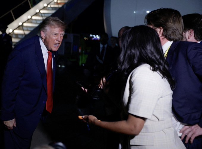 ChristopheGini's tweet photo. 🔴🔴📣 "Trichez comme des malades !" C'est ce que Trump a demandé à l'audience lors de la deuxième journée de la convention Républicaine des éléctions de mi-mandat avant de s'emporter et hurler contre une journaliste qui l'interrogeait sur son bilan. 

🗃️Les faits 

Lors de son discours au second jour de la Convention Républicaine consacrée aux midterms, Donald Trump a demandé à la foule de lever la main droite avant de prononcer cette tirade : 

🗯️ "Veuillez lever la main droite. Je prête serment au plus grand président de l'histoire des États-Unis ! Celui qui nous aime tellement qu'il en a le souffle coupé ! Je jure de sortir avec ma famille, mes amis, peu m'importe d'être inscrit sur les listes électorales ou non, et de tricher comme un malade !" finissant le propos en menaçant ceux qui ne voteraient pas "d'aller en enfer."

Quelques minutes plus tard, alors qu'il s'apprêtait à reprendre l'avion, la journaliste @rachelvscott de @ABC l'a interrogé sur son bilan économique, provoquant sa colère et son mépris et refusant de tout simplement de lui parler (voir photo). 

Lors de sa première prise de parole, la veille, il avait promis de verser 5 000 dollars à chaque adulte américain si les Républicains réussissaient à conserver la majorité au Congrès. 

Les analyses ont relevé que cela coûterait près de 1 300 milliards de dollars, selon une estimation fondée sur les données du recensement. Le président n'a pas précisé comment il financerait cette mesure, mais il a par le passé laissé entendre que ces versements aux Américains pourraient être financés par les recettes douanières qui ne dépassent cependant pas les 300 milliards de dollars dans le meilleur des cas. 

➡️ Un président en roue libre qui demande la foule de lui faire allégeance, de tricher, qui les menace, un président qui invente une promesse impossible pour "acheter" le vote des électeurs au prix d'une envolée délirante des déficits et de l'inflation, voilà le contexte dans lequel vont se dérouler les élections de mi-mandat aux États-Unis en 2026. 

En un an et demi du second mandat de Trump, l'Amérique est méconnaissable, elle est abimée et l'une des plus grandes démocraties du monde n'est plus que l'ombre d'elle-même. Si les élections de mi-mandat donnent une victoire aux démocrates, nous pouvons être certains que Trump et son administration feront tout pour contester ce résultat et ne pas s'y soumettre. 

À suivre.