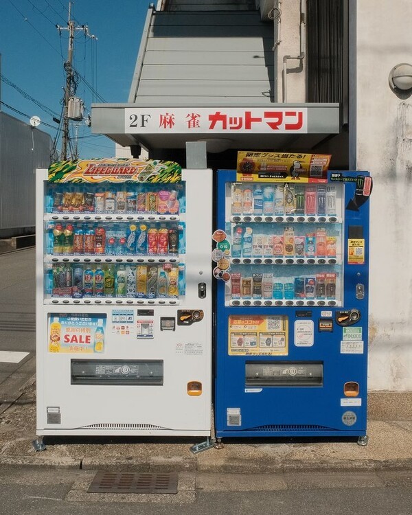 bleachmama1's tweet photo. 日本の皆さん、アイデアをお貸しください！
日本を舞台にしたゲームを作っているのですが、マップが全然「日本」していないんです。
「これを置くと一気に日本っぽい！」と思う物や風景はありますか？
例：自販機、神社・お寺、コインパーキング
写真付きで教えていただけると嬉しいです！ https://t.co/eT867K3v4f