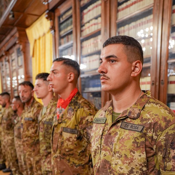 Esercito's tweet photo. #Esercito e #Valori. Il Capo di SM dell’#EsercitoItaliano, Gen. C.A. Carmine #Masiello, ha incontrato e ringraziato 24 militari che con #coraggio, #professionalità e senso del dovere hanno salvato vite umane in occasione di incidenti e situazioni di emergenza: "Siete motivo di orgoglio per il #Paese. A voi la riconoscenza di tutta l'#Italia e di tutto l'#EsercitoItaliano per l'esempio che avete dato e il valore dimostrato".
L’Esercito è sempre al fianco dei cittadini. Una presenza concreta e silenziosa che si dimostra con i fatti. Onore, disciplina e #Patria: valori racchiusi nel giuramento, scelti per la vita, che guidano ogni giorno il #servizio alla #Nazione.
