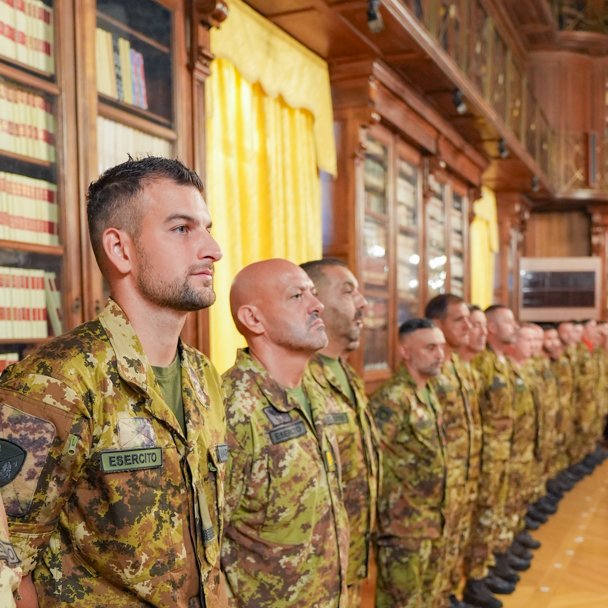 Esercito's tweet photo. #Esercito e #Valori. Il Capo di SM dell’#EsercitoItaliano, Gen. C.A. Carmine #Masiello, ha incontrato e ringraziato 24 militari che con #coraggio, #professionalità e senso del dovere hanno salvato vite umane in occasione di incidenti e situazioni di emergenza: "Siete motivo di orgoglio per il #Paese. A voi la riconoscenza di tutta l'#Italia e di tutto l'#EsercitoItaliano per l'esempio che avete dato e il valore dimostrato".
L’Esercito è sempre al fianco dei cittadini. Una presenza concreta e silenziosa che si dimostra con i fatti. Onore, disciplina e #Patria: valori racchiusi nel giuramento, scelti per la vita, che guidano ogni giorno il #servizio alla #Nazione.