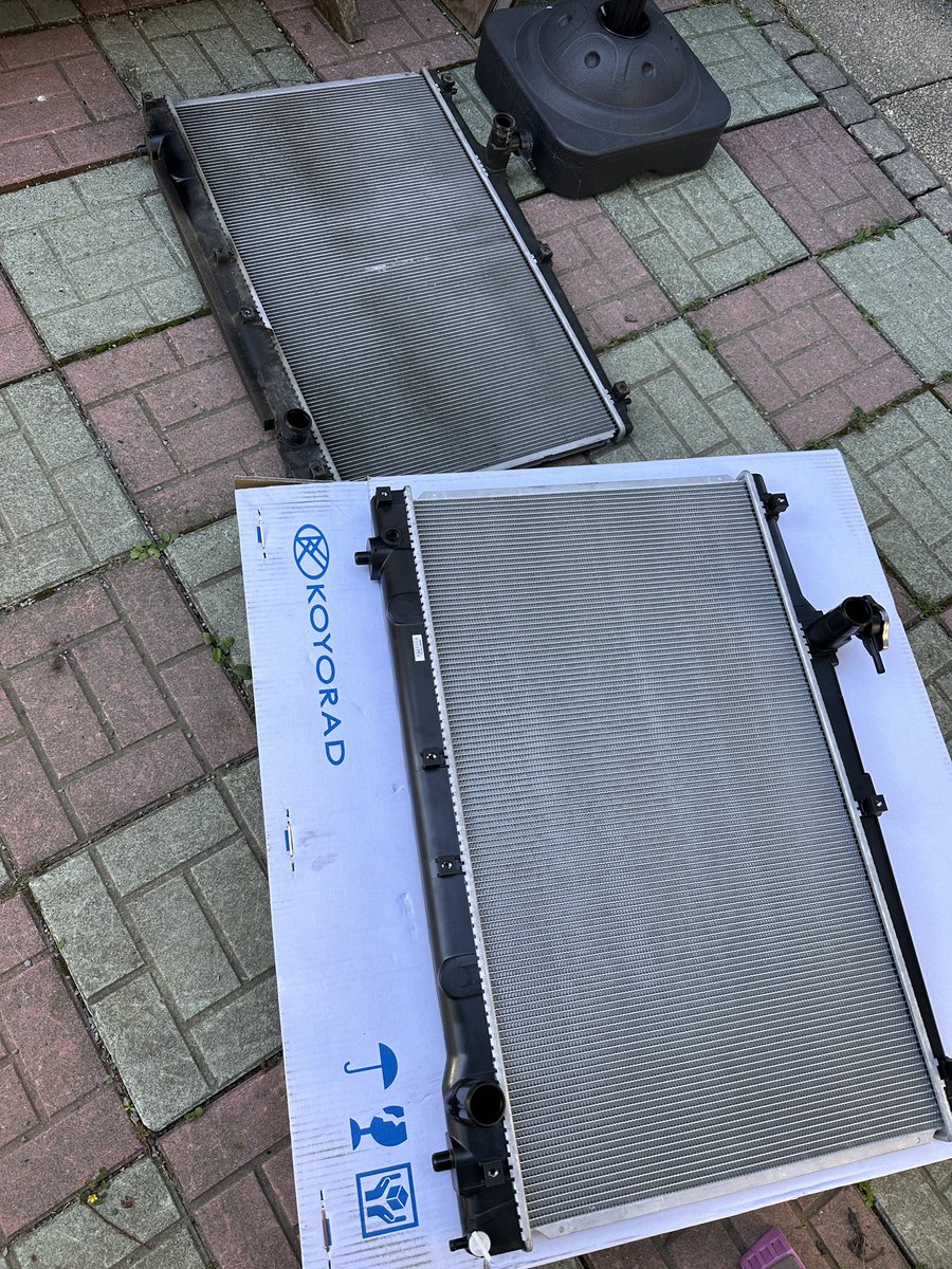Forgetek's tweet photo. 秋のラジエター交換〜

アッパータンク、明らかに割れてきててワロタ https://t.co/fdNRSJu19C