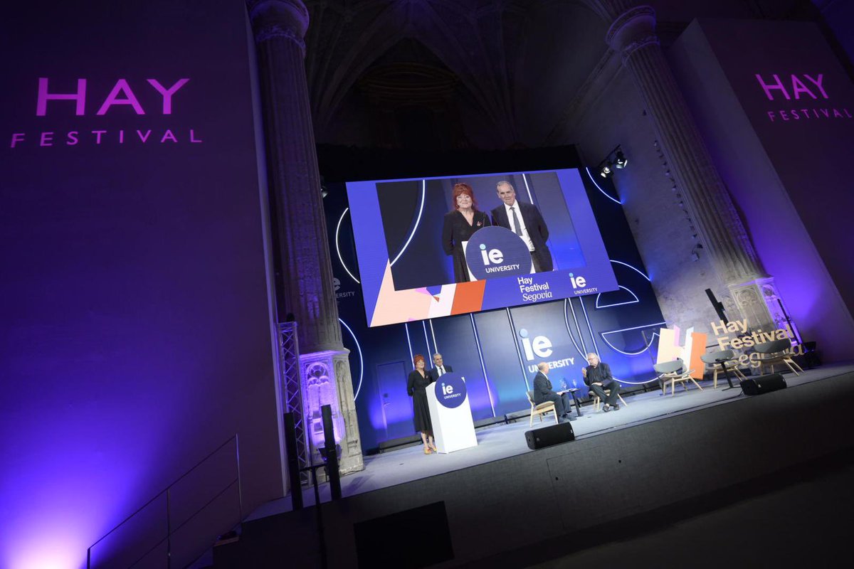 hayfestival_esp's tweet photo. Momentos #HaySegovia26 👇🏻

👥Peter Sloterdijk @Sloterdijk_P en conversación con Santiago Iñíguez de Onzoño @SantiagoIniguez 

🔥La humanidad incendiaria.

Sigue hilo 🧵👇🏻 https://t.co/ECx8Gbm2MX