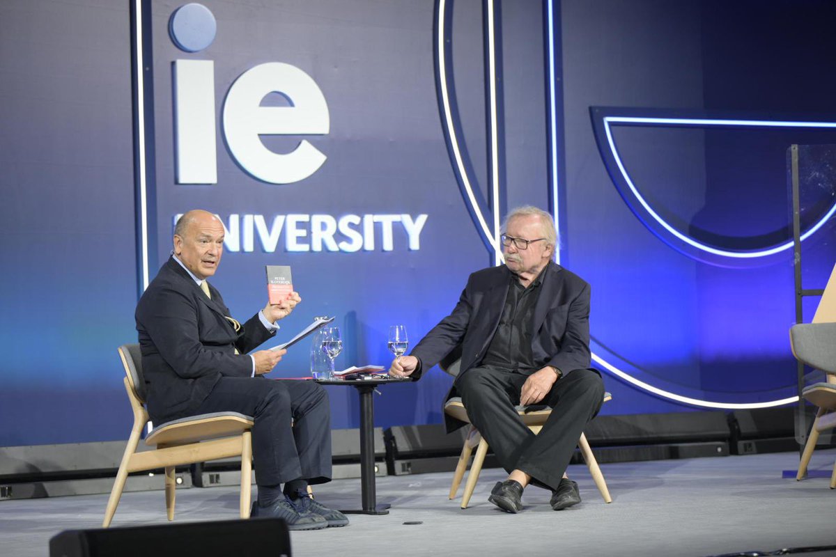 hayfestival_esp's tweet photo. Momentos #HaySegovia26 👇🏻

👥Peter Sloterdijk @Sloterdijk_P en conversación con Santiago Iñíguez de Onzoño @SantiagoIniguez 

🔥La humanidad incendiaria.

Sigue hilo 🧵👇🏻 https://t.co/ECx8Gbm2MX