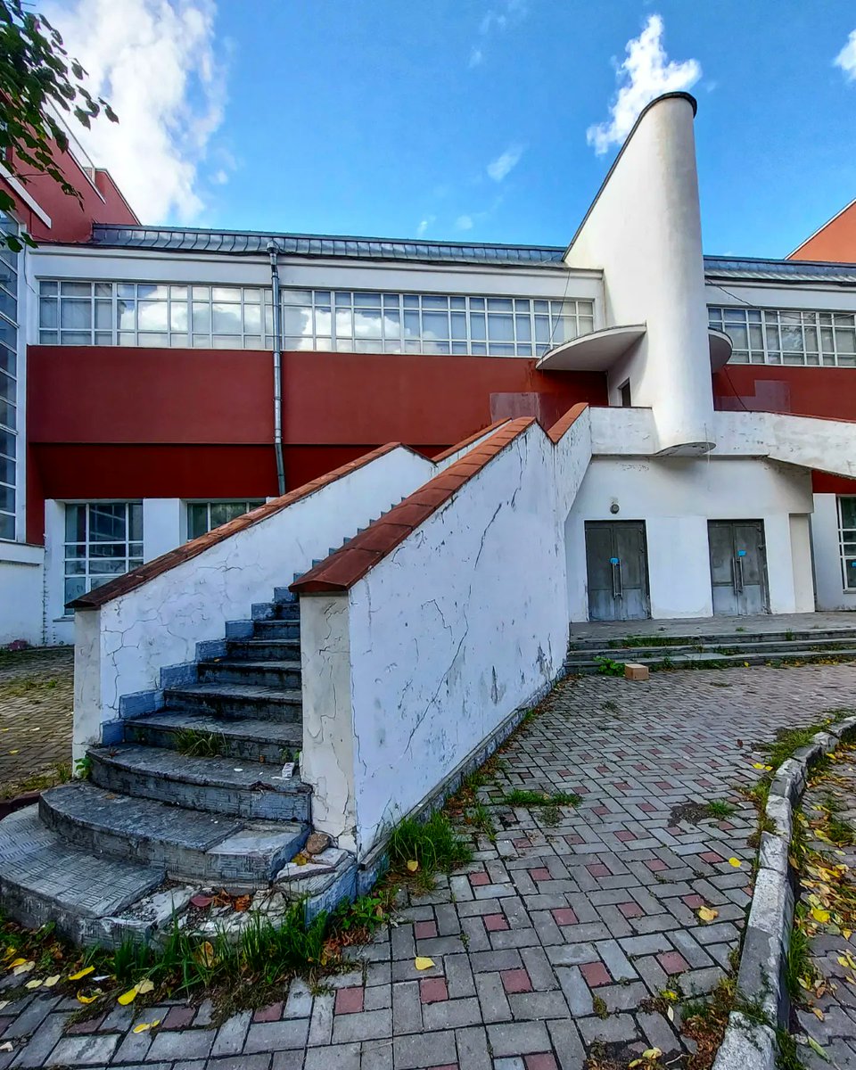 Conceptionloevi's tweet photo. What a life! You go to the hospital for a rabies shot after being attacked by some dog in seasonal distress, and there it is: the Svoboda factory club, designed by my favorite architect, K. Melnikov. Stopped, admired it, took a photo. https://t.co/j4a5LHP5TI