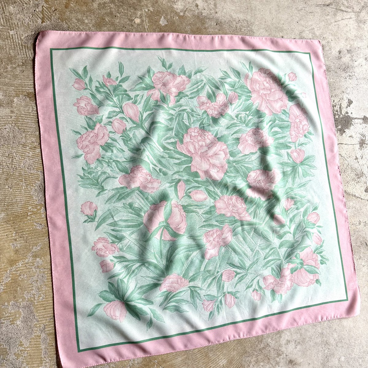 lightcave_alice's tweet photo. Online Store New arrival！

プリントスカーフ USED | LIGHT CAVE ATTIC OF ALICE https://t.co/RIsxL3zCkW https://t.co/f4uZ70lCYZ