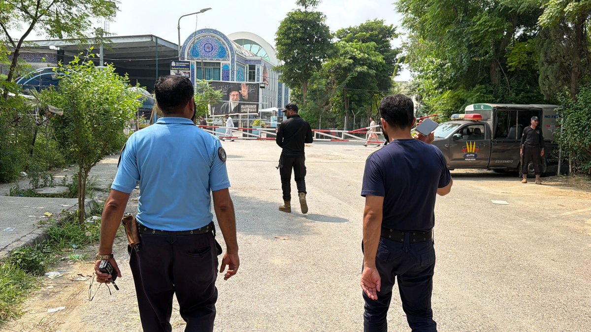 ICT_Police's tweet photo. ایس ایس پی آپریشنز اسلام آباد قاضی علی رضا نے نمازِ جمعہ کے موقع پر فیصل مسجد اور مختلف امام بارگاہوں اور مساجد کا دورہ کیا۔ ،سیکیورٹی ڈیوٹی پر مامور افسران کو بریف کیا اور الرٹ رہنے کی ہدایات جاری کیں۔
#IslamabadPolice #ICTP #OPS https://t.co/csk4AaTtj8