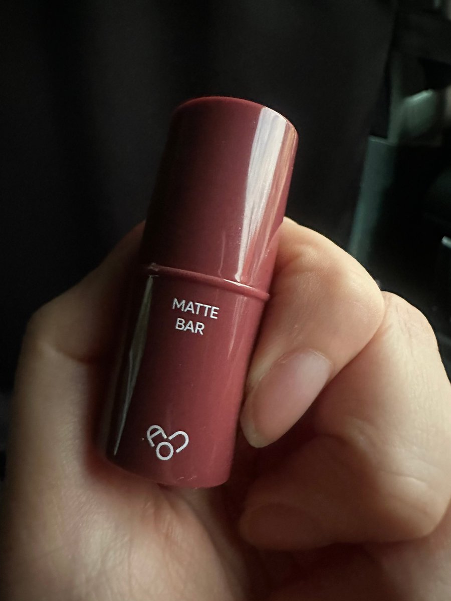 KIMYERIM_INTL's tweet photo. 💌 260911 KIM YERIM 💜💬 5:45pm KST

💬 “Is it kinda like a dusty rose lip color?”
💜 “That’s right it’s this one!!”

(📸 +2)

“It’s autumn lip color ㅋㅋㅋ”

💬 “Got this!”
💜 “Ah but it’s a bit dryinggg”

#김예림 #KIMYERIM #예리 #YERI https://t.co/nOXSfNjyBQ