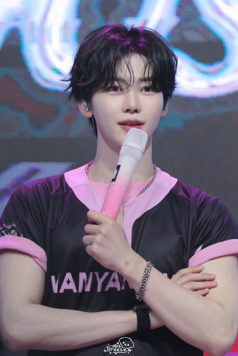 Hangyulali's tweet photo. "Guys, minta perhatiannya ya buat briefing acara."

"WOY YANG DI BELAKANG. BISA DIEM GAK? PACAR GUE MAU NGOMONG." https://t.co/E2SU2DwENM