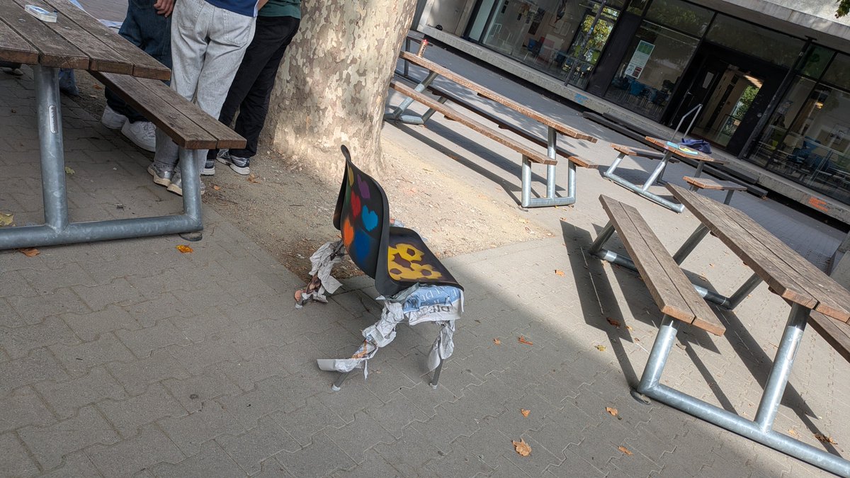 goonderlands's tweet photo. Undertale Chair https://t.co/uWPRqD6Jnp