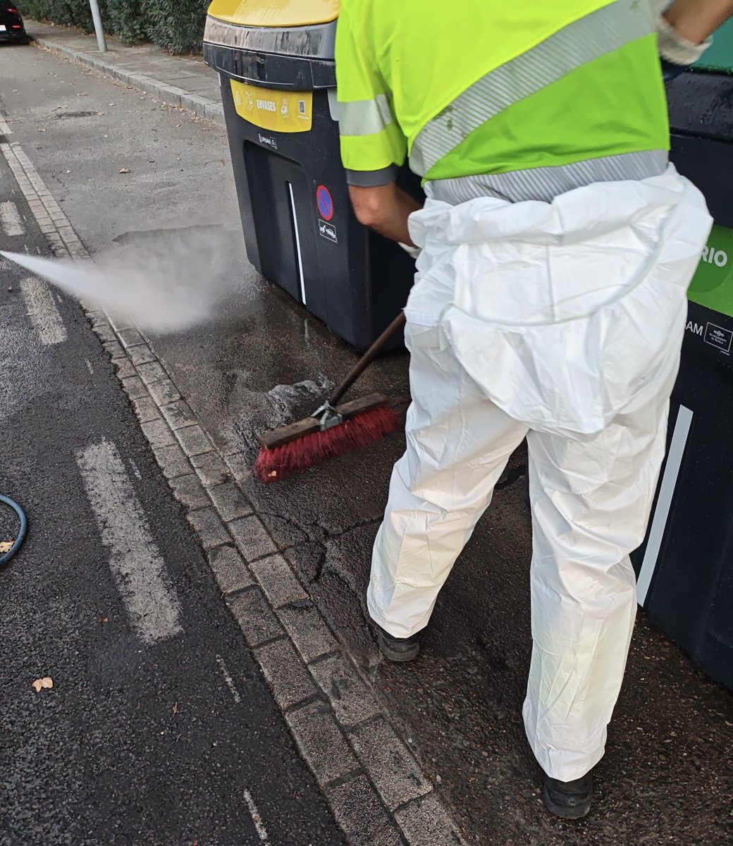 DtoLosRemedios's tweet photo. 🧼🚛 Continuamos trabajando por un distrito más limpio, cuidado y sostenible.

Se han llevado a cabo labores de limpieza y desinfección de los contenedores de la avenida San Juan Pablo II, reforzando el mantenimiento de nuestros espacios públicos.
#SevillaEstáEnMarcha https://t.co/yFdtOU4h2k