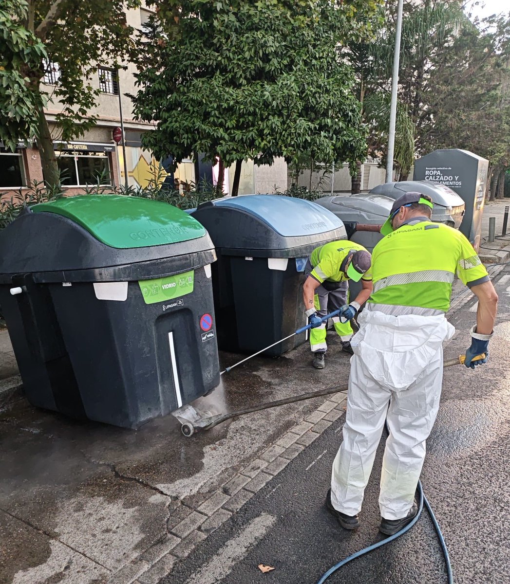 DtoLosRemedios's tweet photo. 🧼🚛 Continuamos trabajando por un distrito más limpio, cuidado y sostenible.

Se han llevado a cabo labores de limpieza y desinfección de los contenedores de la avenida San Juan Pablo II, reforzando el mantenimiento de nuestros espacios públicos.
#SevillaEstáEnMarcha https://t.co/yFdtOU4h2k