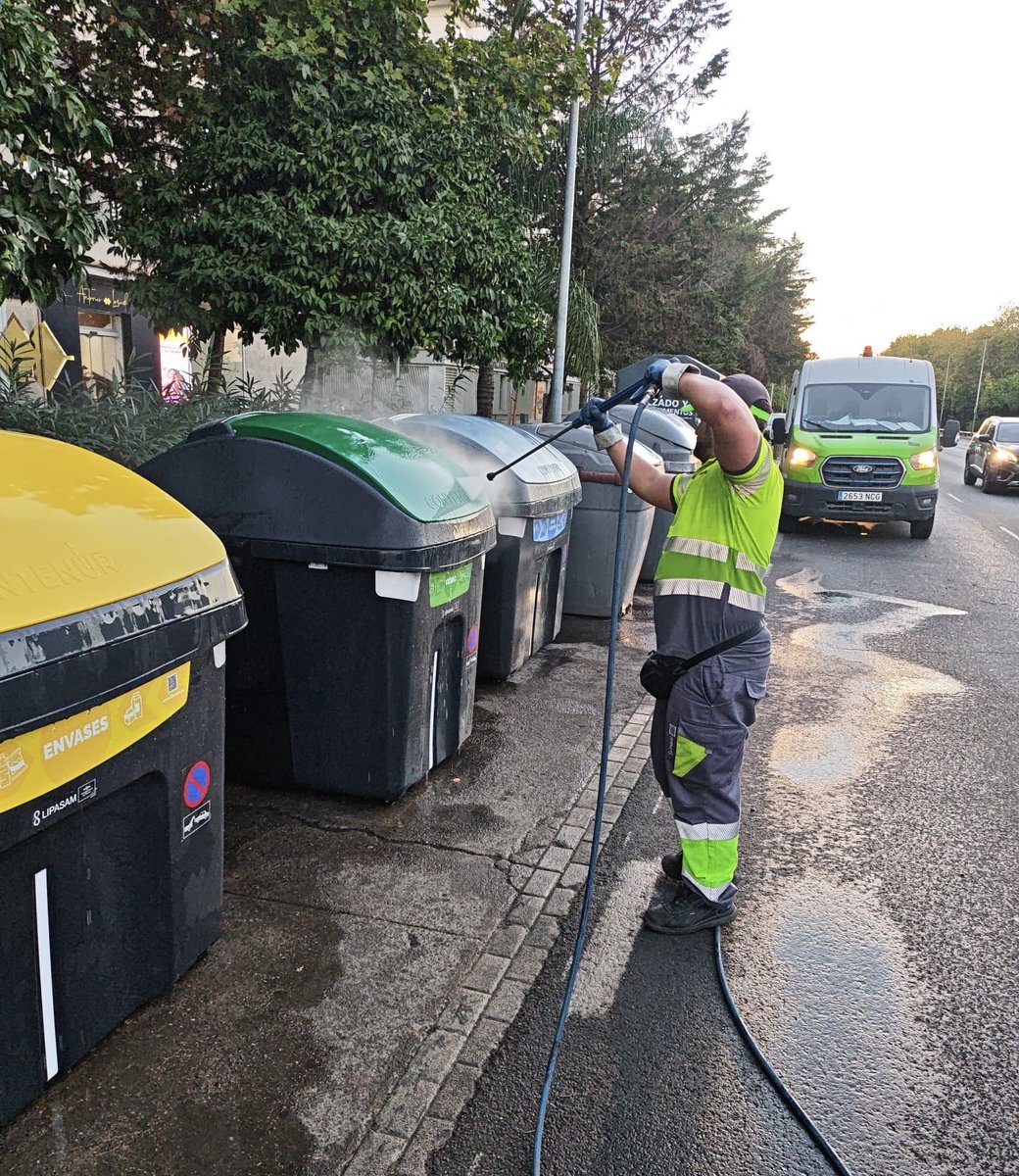 DtoLosRemedios's tweet photo. 🧼🚛 Continuamos trabajando por un distrito más limpio, cuidado y sostenible.

Se han llevado a cabo labores de limpieza y desinfección de los contenedores de la avenida San Juan Pablo II, reforzando el mantenimiento de nuestros espacios públicos.
#SevillaEstáEnMarcha https://t.co/yFdtOU4h2k