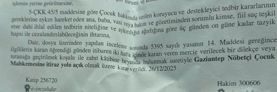 ekonomibursa's tweet photo. 🕳🕳🕳🕳🕳🕳🕳🕳🕳
FURKANCILARA OPERASYON YAPILIRKEN 
(TOPUK KANI DAHİL) 
TEST VERMEYİ RET EDEN AİLELERE TAZYİK HAPSİ GETİREN (Türkiyedeki tüm insanların geleceğini ilgilendiren) KANUN (Sessiz sedasız) MECLİSTEN GEÇİRİLDİ:
🕳🕳🕳🕳🕳🕳🕳🕳🕳
Bu kanun değişikliği ile LOHUSA BİR KADIN TOPUK KANI (Vs.test) REDDİ YAPTIĞI İÇİN BEBEĞİ İLE BİRLİKTE 3-10 GÜN HAPSE ATILABİLECEK! Tedbire uyulmaz ise de tazyik hapsi tekrarlanabilecek.

BU KANUN DEĞİŞİKLİĞİ HAKİMLERİN SAĞLIKLI ÇOCUKLAR HAKKINDA "TALİMAT İLE" ve  "GEREKÇESİZ" ZORUNLU TEST KARARI VERDİĞİ BİR ORTAMDA TOPLUM İÇİN BÜYÜK BİR TEHLİKEDİR!

Zorunlu test ise otomatik olarak zorunlu tedaviyi doğuruyor

Yani test ile çocuğunuz bir kere hasta ilan edilsin, sizde aile doktorumuza filan danışıp "tedaviyi ret ediyorum" derseniz, görürsünüz gününüzü, demek oluyor bu.

Ki test kesin tanı yöntemi değildir, ama sadece test sonucu ile tedavi uygulanması Türkiyede yerleşmiştir.

Topuk Kanı-Zorunlu test 2021 yılında ortaya atılmasından önce  kaç aileye (sağlık koruma amaçlı) tedbir kararı verilmiştir? veya kaç aile tedbire direnmiştir acaba? 

25 yıllık hukukçuyum (gerçekten devletin müdahalesini gerektiren durumlarda dahi) ben tedbir kararı verildiğini görmedim, sordum benden öncekiler de görmemişler. 

Bunlar uygulaması çok çok nadir, sadece ders kitaplarında yazan şeylerdi, çünkü toplunun geleneklerine aykırı idi ve topluma rağmen kanun-kural olmaz idi!

AMA HER AİLEYE ZORLA TOPUK KANI BASKISI YAPILIRKEN VE BUNA CİDDİ BİR DİRENÇ-TEPKİ GÜNDEMDE İKEN BU KANUN ÇIKARTILDI! 

O yüzden hükumet; Ben bunu topuk kanı-test baskısı için çıkarmamişem..." diyemez. Yemezler!

Ve Hitler rejiminden başka nerede böyle insan yavrusunu hayvan-kobay yerine koyan, velayet hakkını yok eden uygulamalar yapılmış ve böyle bir ZORBALIK YAŞANMIŞTIR.

Bu anne-babalık hakkımızın yok sayılması, sağlık sektörünün hata ve suistimallerine karşı çocuğumuzu koruma hakkımızın elimizden alınmasıdır.

Bu çocuklarımıza bir mal gibi el koyulmasıdır.👇👇👇