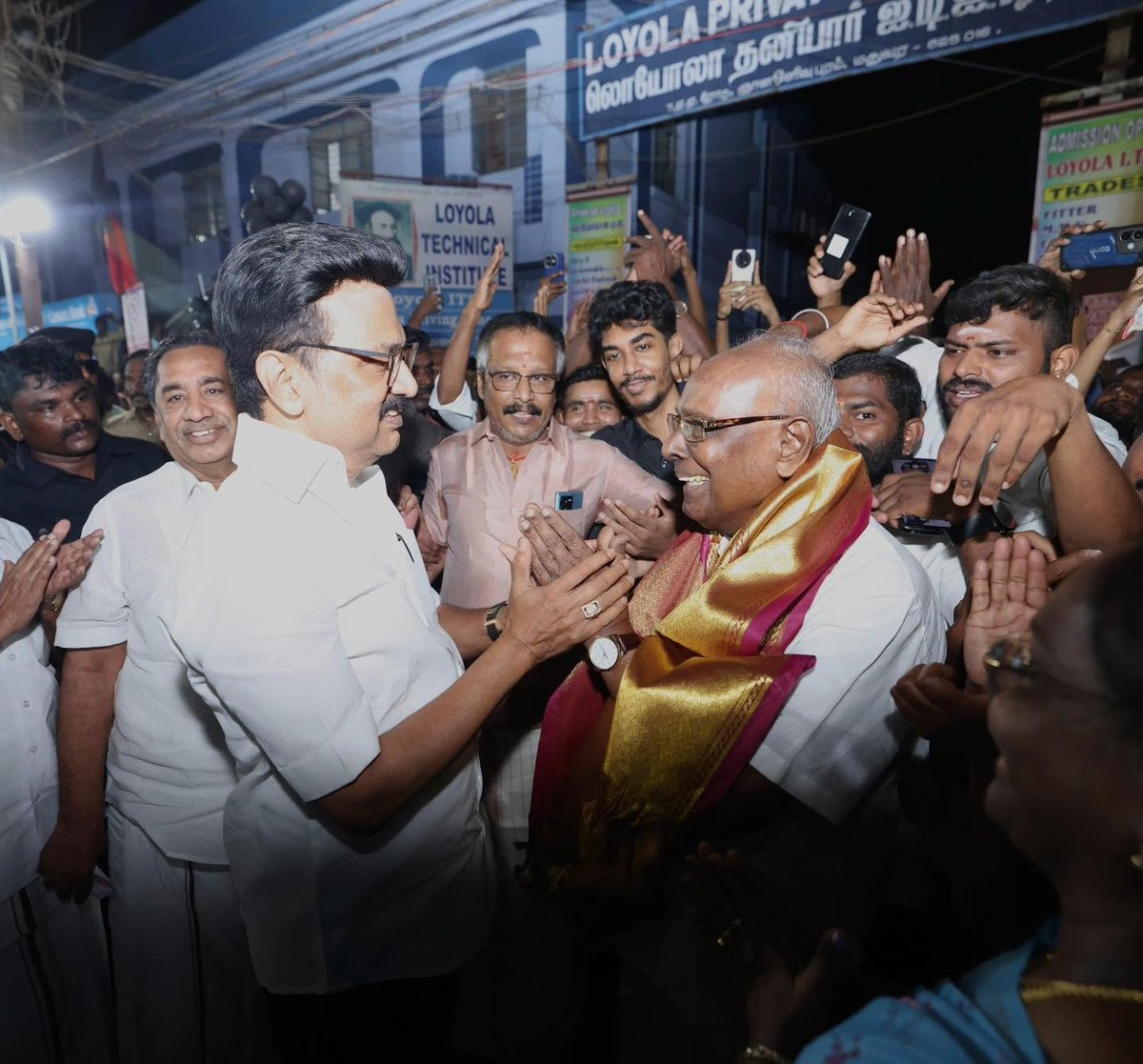 arivalayam's tweet photo. உலகெங்கும் வாழும் தமிழர்களின் பேரன்பைப் பெற்ற பேராசிரியர் சாலமன் பாப்பையா அவர்களின் மறைவு

கழகத் தலைவர் திரு மு.க.ஸ்டாலின் அவர்கள் வெளியிட்டுள்ள இரங்கல் செய்தி
 
சிரித்த முகம் - சிந்தையைக் கவரும் தமிழ் – மதுரை மண்ணின் மணம் ஆகியவற்றால் உலகெங்கும் வாழும் தமிழர்களின் பேரன்பைப் பெற்ற பேராசிரியர் சாலமன் பாப்பையா அவர்களின் மறைவுச் செய்தி கேட்டு மிகுந்த அதிர்ச்சியும் ஆற்றொணாத் துயரும் அடைந்தேன்.

திருக்குறளுக்கு உரை கண்டவர், புறநானூற்றுக்குப் புதிய வரிசை கண்டவர், கம்பனையும் ஆய்ந்தறிந்தவர் எனப் பண்டைத் தமிழிலக்கியத்தில் எந்த அளவுக்கு விற்பன்னராகத் திகழ்ந்தாரோ, அதே அளவுக்கு எளிய மொழியில் நகைச்சுவையாகப் பேசும் திறனும் கைவரப் பெற்றவராகப் பாப்பையா அவர்கள் திகழ்ந்தார்.

பொங்கல், புத்தாண்டு உள்ளிட்ட பண்டிகை நாட்கள் பாப்பையாவின் பட்டிமன்றத்தோடுதான் தமிழர்களுக்குத் தொடங்கும் எனும் அளவுக்குத் தமிழர்களின் அன்றாட வாழ்க்கையோடு இரண்டற இயைந்துவிட்ட பெருமைக்குரியவர் பேராசிரியர் சாலமன் பாப்பையா அவர்கள். பட்டிமன்றம் என்றாலே பாப்பையாதான் எனக் கூறும் அளவுக்குத் தமிழ்நாடு மட்டுமல்லாது, உலகின் பல நாடுகளிலும் பல்லாயிரம் பட்டிமன்றங்களுக்கு நடுவராக இருந்தவர். தற்கால மதுரையின் பெருமைமிகு அடையாளமாகவே மாறிப் போனவர். பாப்பையா பரம்பரை எனச் சொல்லத்தக்க அளவுக்குத் தன்னைப் போலவே பல பேச்சாளர்களைத் தமிழுக்குக் கொடையாகத் தந்தவர்.

தலைவர் கலைஞர் மீதும் என் மீதும் மிகுந்த அன்பைப் பொழிந்தவர் பேராசிரியர் பாப்பையா அவர்கள். கழகம் ஆட்சியில் இருந்தாலும் இல்லாவிட்டாலும் அவர் எங்கள் மீது காட்டும் அன்பில் எந்த மாற்றமும் இருந்ததில்லை. எப்போது சந்தித்தாலும் புன்னகையோடும் வாஞ்சையோடும் கரங்களைப் பற்றிக்கொள்ளும் அன்பிலான உறவை நாங்கள் கொண்டிருந்தோம்.

கடந்த ஆண்டு மே மாதம் பல்வேறு நிகழ்ச்சிகளில் கலந்துகொள்வதற்காக நான் மதுரை சென்றிருந்தபோது நடந்த மக்கள் சந்திப்பில் அவரது வீட்டு வாசலுக்கு வந்து என்னை வரவேற்றார். சில மாதங்களுக்கு முன்புதான் துணைவியாரை இழந்திருந்த பேராசிரியரிடம், “உடல்நலனைப் பார்த்துக்கொள்ளுங்கள்” என்று சொல்லிவிட்டு வந்தேன். அவர் இன்று நம்மை விட்டுப் பிரிந்ததை மனம் ஏற்க மறுக்கிறது.

தனது அரும்புதல்வர்களுள் ஒருவரைத் தமிழ்த்தாய் இழந்துவிட்டாள். பேராசிரியர் சாலமன் பாப்பையா அவர்களை இழந்து தவிக்கும் அவரது குடும்பத்தார்க்கும் மதுரை மக்களுக்கும் உலகெங்கும் வாழும் அவரது இரசிகர்களுக்கும் எனது ஆழ்ந்த இரங்கலையும் ஆறுதலையும் தெரிவித்துக் கொள்கிறேன்.