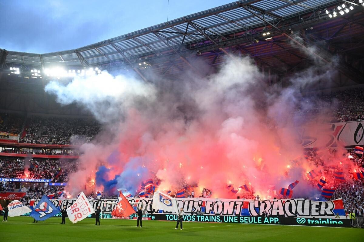 lequipe's tweet photo. INFO L'ÉQUIPE. Alors que jeudi circulait l'information que le ministère de l'Intérieur souhaitait interdire le déplacement des fans de l'OL pour la rencontre contre le Paris FC (20h45 samedi), il n'en sera rien et les fans pourront venir.

➡️ https://t.co/MPEcvKfJxr https://t.co/nQ8yusJ4KG