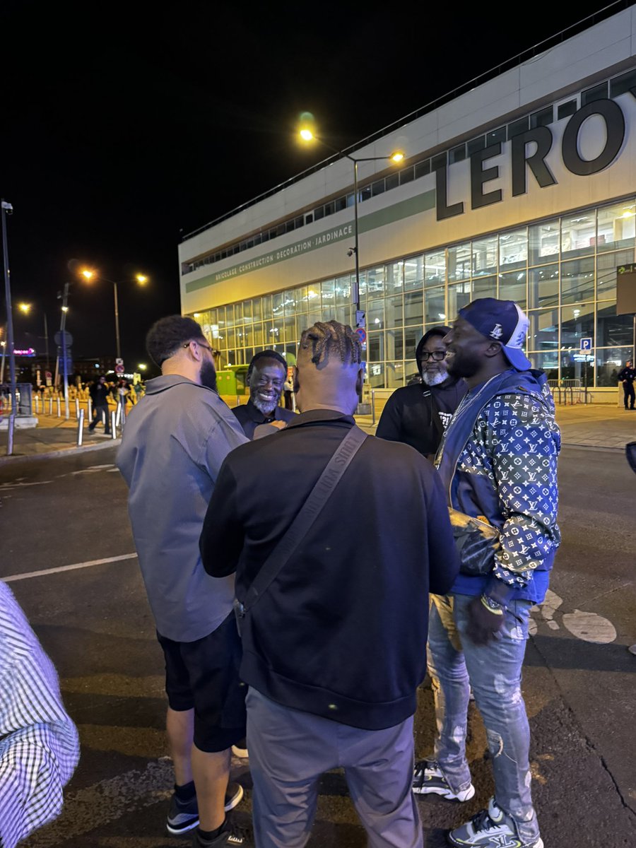 melopheelo's tweet photo. Zoxea / Sams / Lord Issa / Jean Pierre Seck #ledebrief https://t.co/daT9WTslWX