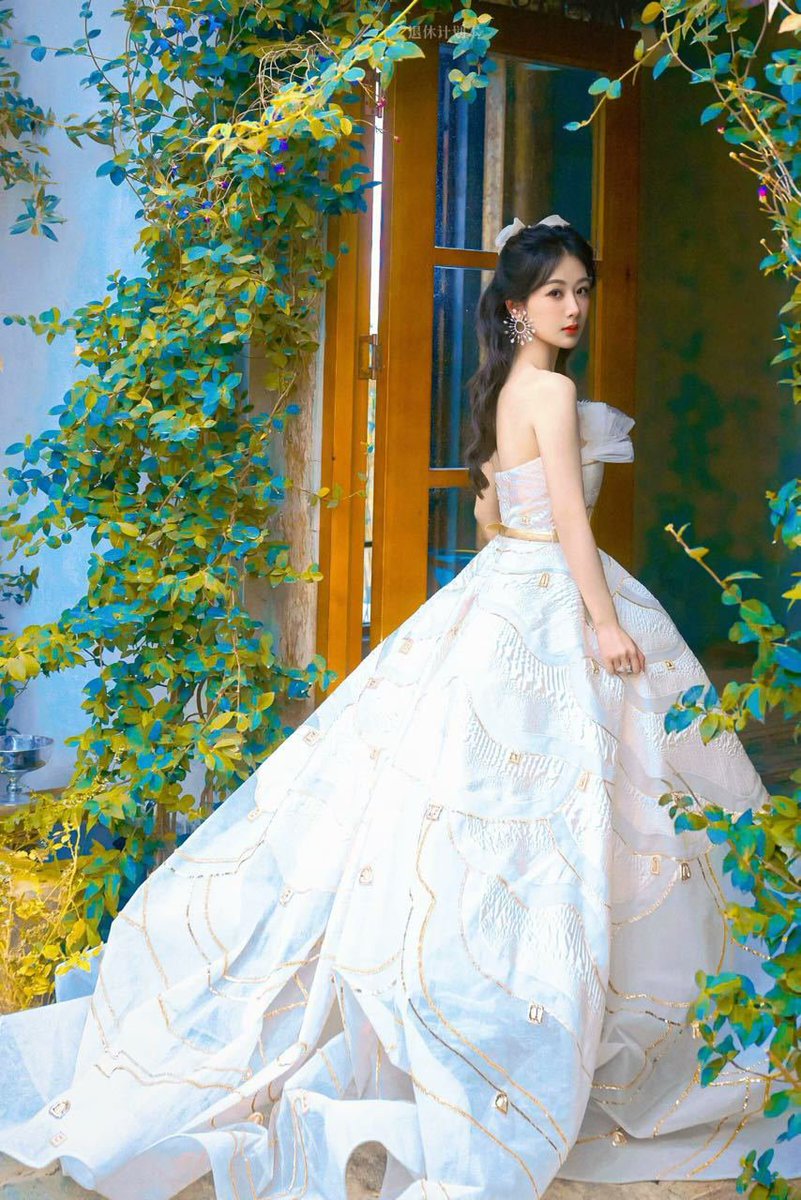 ajinde_iye's tweet photo. There's something so angelic about Yang Zi in white 🤍🪽 

#YangZi https://t.co/iIEBwXGffC