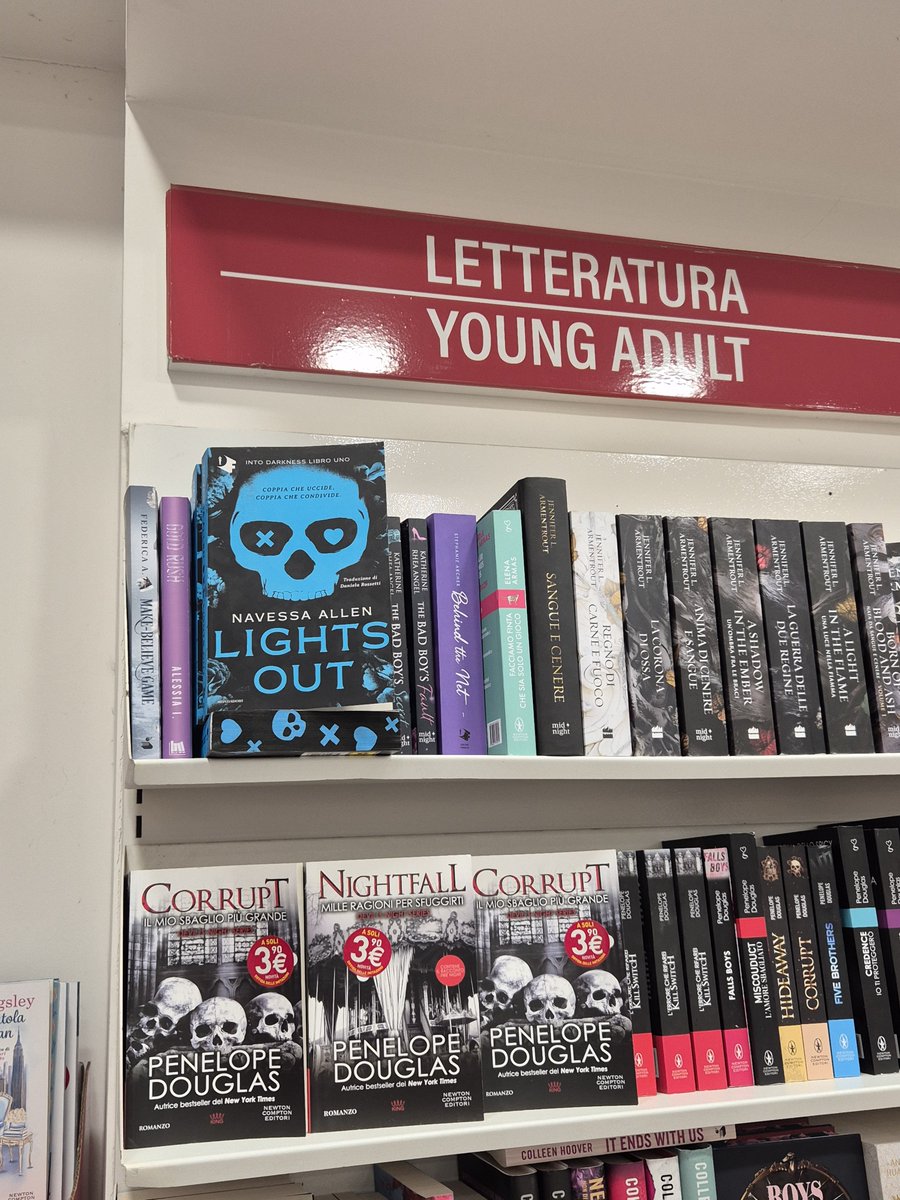 ltcastle_'s tweet photo. non potete capire la mia faccia quando ho visto sto schifo nella sezione young adult https://t.co/oZdwYqHAAU