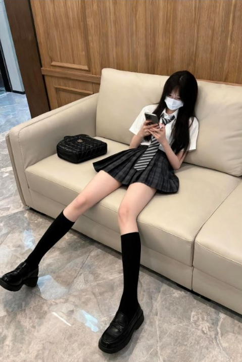 fuat0710's tweet photo. 下午好呀！~~

这个点还有男生吗？ https://t.co/BmLaus98yb