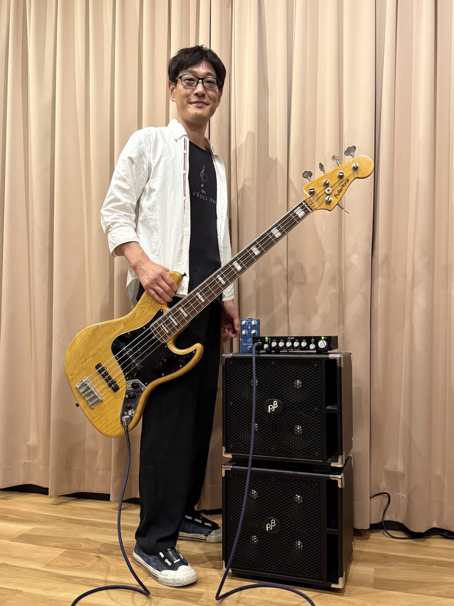 JES1988_NEW's tweet photo. T-Squareの正式メンバー、また多方面で活躍中のプロベーシスト田中晋吾さんが本日来訪。PJBアーティストとしてお迎えすることになりました。
以前より気になっていたアンプやキャビネットの組合せをあらためて試奏してもらい今後のメインであったり、大会場ではステージモニターとしても使用するモデルが決定しました。
選ばれたのはアンプヘッドはD-400とC-4キャビネット。D-400は低域のフィルターレンジを広げよりワイルドで艶のあるサウンドで、小型軽量ボディながら350W/4Ωのビッグパワーベースアンプ。キャビネットは5インチ4発のスピード感のあるピュアサウンドで定番のC-4が2台となりました。車移動であれば持ち運びも容易なサイズ感とウェイト。今後の田中さんのサウンドに注目したライブステージが楽しみですね。
@shingobass
@pjb_japan
@jes_international
https://t.co/EyDUhflkQr
#philjonesbass #pjb #田中晋吾 #jesinternational