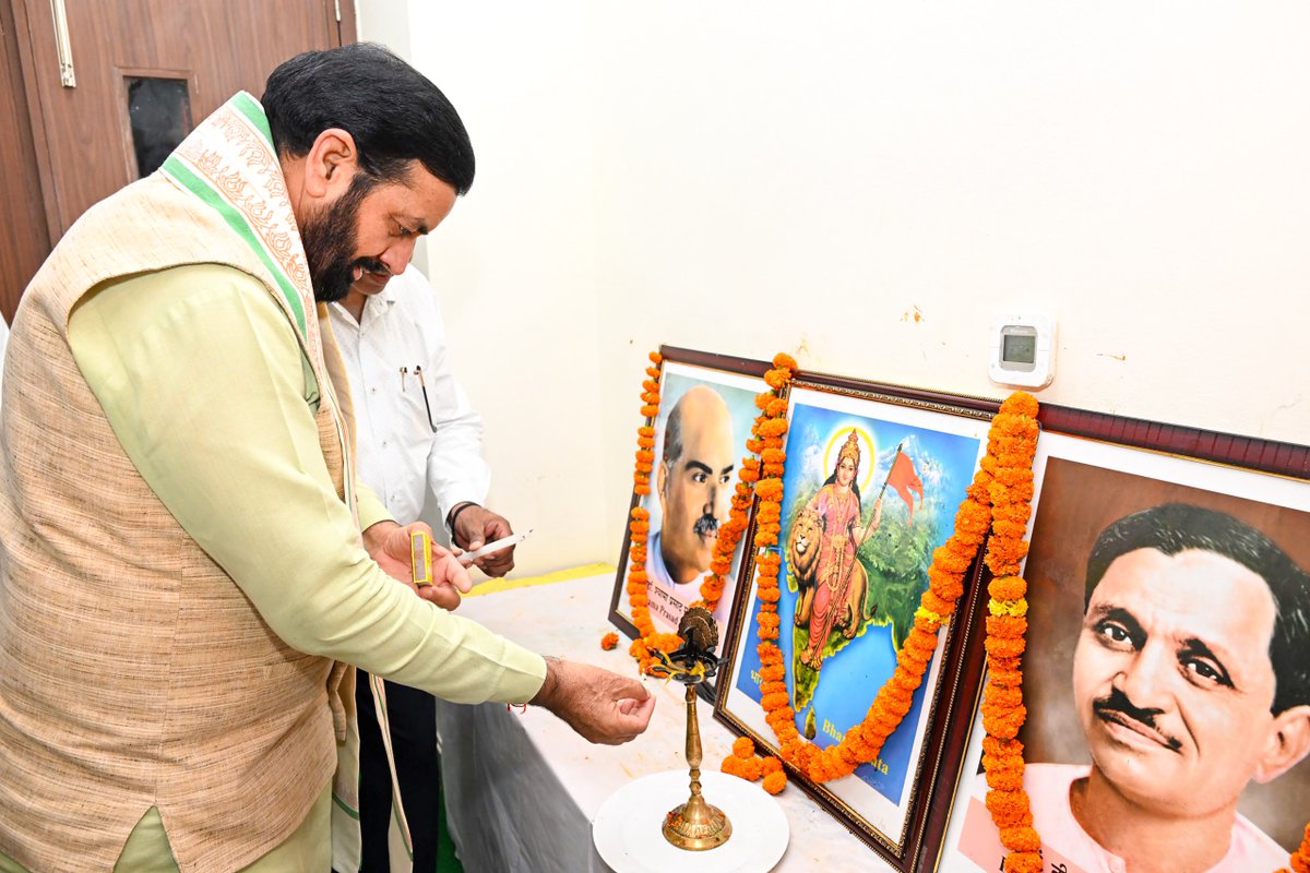 NayabSainiBJP's tweet photo. 25 वर्षों की सेवा, सुशासन और राष्ट्र निर्माण की प्रेरणादायी यात्रा को नमन! 🙏

हरियाणा माननीय प्रधानमंत्री श्री @narendramodi जी की कर्मभूमि रहा है और प्रदेश से उनका विशेष लगाव है। उनके मार्गदर्शन में प्रदेश ने विकास की नई ऊंचाइयों को छुआ है।

मोदी जी के सार्वजनिक जीवन के 25 वर्ष पूर्ण होने के अवसर पर 17 सितंबर से 17 अक्टूबर तक हरियाणा में #SevaSankalpAbhiyan आयोजित किया जाएगा।

मैं सभी परिवारजनों से आह्वान करता हूं कि इस अभियान में बढ़-चढ़कर सहभागी बनें और 17 सितंबर को शाम 7 बजे अपने घर ‘आशीर्वाद का दीया’ अवश्य जलाएं।🪔

#सेवा_संकल्प_अभियान