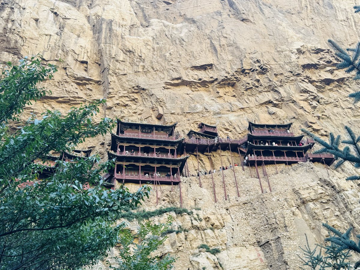 anantao7's tweet photo. 在峭壁上建庙 属实炫技了 爬上去了 现在腿还在抖🤪 #悬空寺 https://t.co/qhpIetCgfT